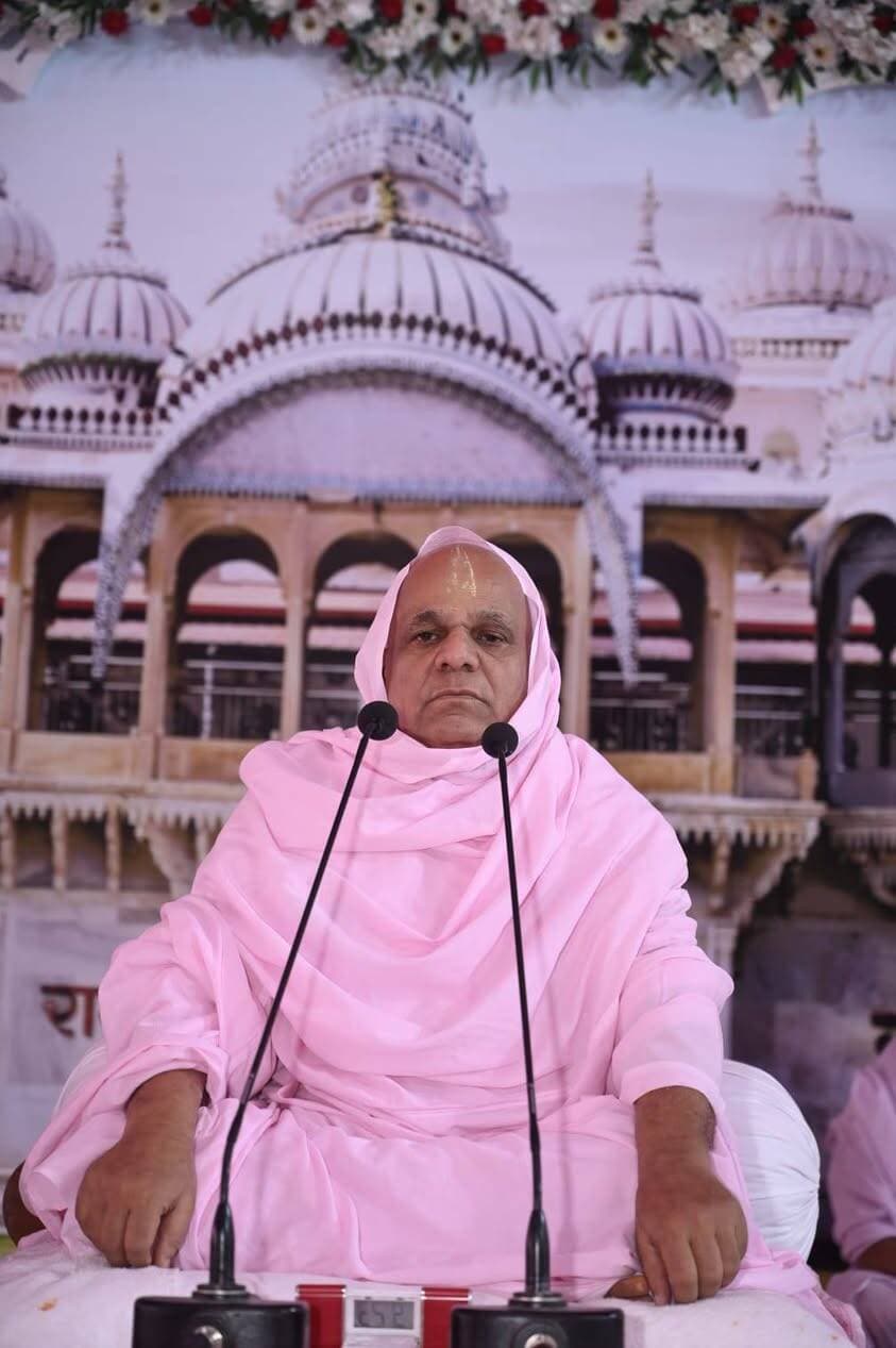*जीवन में जिसने नाम तत्व ओर मर्म को जान लिया उसकी भक्ति सार्थक -आचार्य रामदयालजी महाराज*
*संसार में विरले होते है जो बिना नाम व फोटो की चाह के भक्ति व सेवा कार्य करते है*
*माणिक्यनगर रामद्वारा धाम में दैनिक चातुर्मासिक सत्संग*
भीलवाड़ा :निलेश काठेड़ ( वरिष्ठ पत्रकार ),27 अगस्त जीवन के विभिन्न कार्यो में सहयोग की अपेक्षा हो सकती है लेकिन प्रभु नाम भक्ति में किसी तरह के सहयोग की जरूरत नहीं होती है। राम नाम सुनना ओर लेना सौभाग्य है। अनन्य नाम श्रद्धा से भक्ति करने वाला संत का भी संत होता है।
भक्ति में सब कुछ समर्पित कर देने वाले ऐसे भक्त का उद्धार परमात्मा अवश्य करते है।
ये विचार अन्तरराष्ट्रीय रामस्नेही सम्प्रदाय शाहपुरा के पीठाघीश्वर जगतगुरू आचार्य स्वामी श्रीरामदयालजी महाराज ने गुरूवार को ‘‘विश्व शांति कल्याण’’ चातुर्मास के तहत दैनिक सत्संग में नाम भक्ति की महिमा की व्याख्या करते हुए व्यक्त किए।
उन्होंने कहा कि जीवन का कोई न कोई लक्ष्य तय अवश्य होना चाहिए। नामानुराग से बढ़कर कोई भक्ति ओर तत्व नहीं हो सकता।
सेवा में भी यदि अनन्य भाव है तो वह श्रेष्ठ है दिखावे के लिए सेवा नहीं होनी चाहिए। संसार में विरले लोगे होते है जो बिना नाम व फोटो की चाह के भक्ति व सेवा के कार्य करते है।
श्रीमहाराज की कृपा से कुछ भक्त ऐसे होते है जो सेवा में अग्रणी होते पर नाम के मोहताज नहीं होते है।
आचार्यश्री ने कहा कि जीवन में जिसने नाम तत्व ओर नाम मर्मज्ञ को जान लिया उसकी भक्ति सार्थक हो जाती हैै। भगवान नाम की महत्ता बढ़ाने के लिए भक्त के माध्यम से अद्भुत लीला करते है। शून्य किसी अंक के साथ लग जाए तो उसकी कीमत कई गुणा हो जाती पर शून्य के साथ जुड़े अंक हटा दिए जाए तो वह जीरों हो जाता उसकी कोई कीमत नहीं रह जाती। इसलिए कभी भी अपने को नगण्य नहीं समझना चाहिए।
उन्होंने कहा कि संसार में राम नाम के बिना सब बेकार है। नाम के बिना संसार में कुछ नहीं है। संसार में नाम का सुख मिलता है।
आचार्य रामदयालजी महाराज ने कहा कि संसार में सब काम कर लो पर भगवान का भजन नहीं किया तो सब कार्य निष्फल हो जाएंगे। जीवन में व्यर्थ की चिंता नहीं करनी चाहिए। महापुरूषों ने नाम साधना में ही सब कुछ निहित कर लिया है ओर नाम साधना पर बहुत जोर दिया है। नाम के बिना संसार में कोई है ही नहीं।
आचार्यश्री से पूर्व अन्तरराष्ट्रीय रामस्नेही सम्प्रदाय के प्रखर वक्ता संत मनोरथरामजी आलोट ने मानस पर प्रवचन दिया। प्रवचन के विश्राम पर श्रद्धालुओं द्वारा आचार्यश्री रामदयालजी महाराज की आरती की गई। सत्संग में भीलवाड़ा सहित विभिन्न स्थानों से बड़ी संख्या में श्रद्धालु मौजूद रहे। चातुर्मास में शुक्रवार को सनातन संस्कृति के विराट पर्व रक्षा बंधन पर सुबह सुबह 9 से 10 बजे तक विशेष प्रवचन होंगे। प्रतिदिन रामधुनी के साथ सुबह 8.30 से 9 बजे तक वाणीजी का पाठ हो रहा है। सूर्यास्त के समय संध्या आरती एवं रामस्नेही सम्प्रदाय के युवा संत रामजस जी ईडर द्वारा भक्तमाल की कथा में भी बड़ी संख्या में श्रद्धालु पहुंच रहे है।