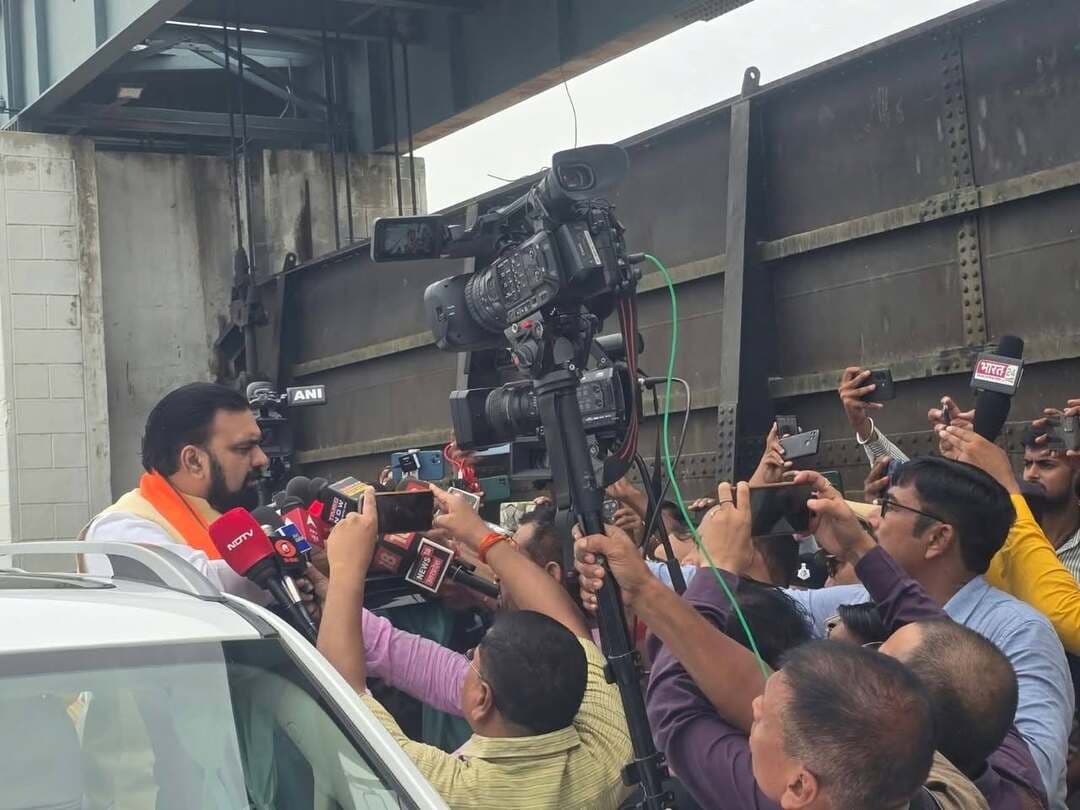 वाल्मीकिनगर पहुंचे सीएम सम्राट चौधरी, गंडक नदी व बाढ़ प्रभावित क्षेत्रों का हवाई सर्वेक्षण
वाल्मीकिनगर। बिहार के मुख्यमंत्री सम्राट चौधरी गुरुवार को वाल्मीकिनगर पहुंचे। मुख्यमंत्री के आगमन से पहले उन्होंने बेतिया-बगहा मार्ग से वाल्मीकिनगर की ओर आते समय गंडक नदी और आसपास के बाढ़ प्रभावित इलाकों का हवाई सर्वेक्षण किया। इस दौरान उन्होंने बाढ़ की स्थिति, नदी के बढ़ते जलस्तर और प्रभावित क्षेत्रों का जायजा लिया।
वाल्मीकिनगर पहुंचने के बाद मुख्यमंत्री सीधे गंडक बैराज पहुंचे, जहां उन्होंने गंडक नदी के जलस्तर और बैराज की स्थिति की जानकारी ली। अधिकारियों ने मुख्यमंत्री को नदी में बढ़े जलप्रवाह और बाढ़ की वर्तमान स्थिति से अवगत कराया। मुख्यमंत्री ने प्रभावित इलाकों की स्थिति को गंभीरता से देखते हुए प्रशासनिक तैयारियों का भी जायजा लिया।
मुख्यमंत्री के दौरे को लेकर प्रशासनिक स्तर पर सुरक्षा और अन्य आवश्यक तैयारियां पहले से पूरी कर ली गई थीं। वाल्मीकिनगर पहुंचने के दौरान मुख्यमंत्री की गंडक बैराज से तस्वीरें भी सामने आई हैं। मुख्यमंत्री के हवाई सर्वेक्षण और बैराज निरीक्षण को बाढ़ की स्थिति पर सरकार की सक्रिय नजर के रूप में देखा जा रहा है।