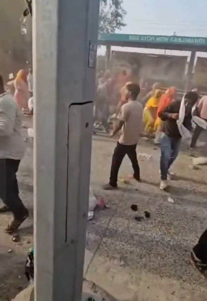 हिसार में सफाईकर्मियों ने पुलिस से किया सीधा टकराव... कूड़े के भरे पॉलीथिन पुलिस पर फेंके !