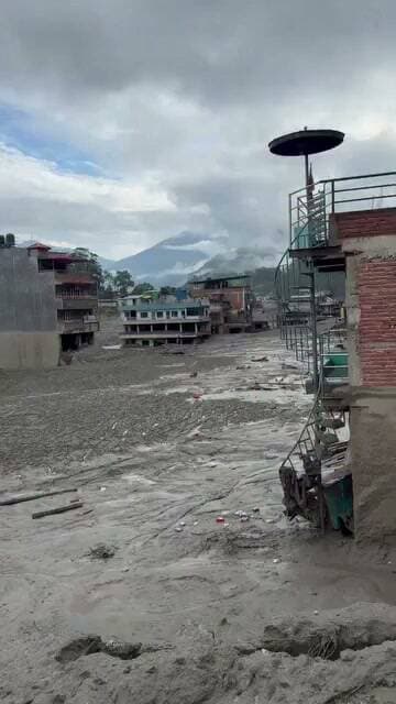 बाढ़ के बाद नेपाल में घरों की 2 मंज़िले कचरे से अट गई हैं...