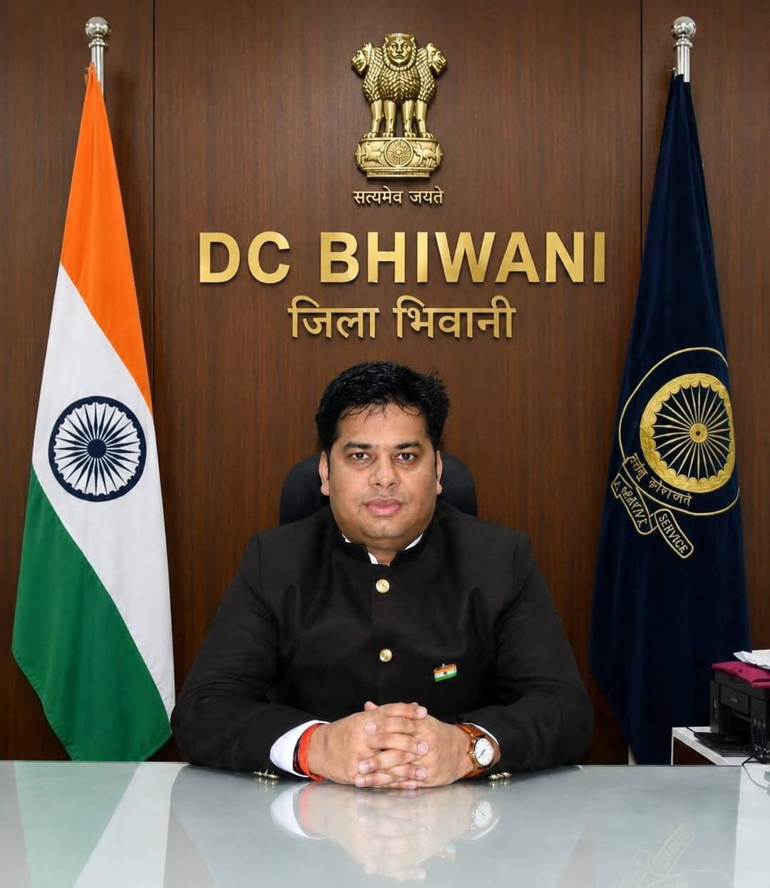 ऑटो म्यूटेशन व्यवस्था से राजस्व सेवाओं में आएगी पारदर्शिता और समयबद्धता : डीसी भिवानी
रजिस्ट्रेशन के बाद तय होगी म्यूटेशन की समय-सीमा
भिवानी, 27 अगस्त। राज्य सरकार द्वारा राजस्व सेवाओं को सरल, पारदर्शी, समयबद्ध एवं तकनीक आधारित बनाने की दिशा में ऑटो म्यूटेशन व्यवस्था लागू की जा रही है। इसका उद्देश्य इंतकाल की प्रक्रिया को आसान बनाने के साथ-साथ आम नागरिकों को तहसील कार्यालयों के अनावश्यक चक्कर लगाने से राहत देना और राजस्व व्यवस्था में जवाबदेही सुनिश्चित करना है।
डीसी साहिल गुप्ता ने ये जानकारी देते हुए बताया कि रजिस्ट्रेशन के बाद म्यूटेशन पहले चार दिन पटवारी के लॉगिन में रहेगी। यदि पटवारी द्वारा निर्धारित समय में कार्रवाई नहीं की जाती है तो पांचवें दिन म्यूटेशन स्वत: कानूनगो के लॉगिन में चली जाएगी। कानूनगो को कार्रवाई के लिए दो दिन का समय मिलेगा। सातवें दिन म्यूटेशन स्वत: सीआरओ के लॉगिन में भेजी जाएगी तथा सीआरओ को चार दिन में आवश्यक कार्रवाई करनी होगी। यदि 11वें दिन तक निर्धारित कार्रवाई नहीं होती है तो म्यूटेशन स्वत: जमाबंदी में शामिल हो जाएगी।
बॉक्स
- ऑनलाइन शिकायत निवारण की भी होगी व्यवस्था
डीसी श्री गुप्ता ने बताया कि सरकार द्वारा विशेष ऑनलाइन पेज/पोर्टल शुरू किया जाएगा, जहां निर्धारित समय-सीमा में प्रक्रिया पूरी नहीं होने पर नागरिक अपनी म्यूटेशन से संबंधित शिकायत दर्ज कर सकेंगे। नागरिक संबंधित दस्तावेज ऑनलाइन जमा कर सकेंगे और विभाग द्वारा 10 दिनों के भीतर मामले में आवश्यक कार्रवाई की जाएगी। नियमों के अनुसार म्यूटेशन होने पर उसकी प्रति उपलब्ध कराई जाएगी। वहीं, म्यूटेशन नहीं होने की स्थिति में संबंधित सीआरओ द्वारा स्पष्ट कारणों के साथ स्पीकिंग ऑर्डर जारी किया जाएगा।
बॉक्स
- डिजिटल होंगी अधिक से अधिक राजस्व सेवाएं
डीसी ने बताया कि सरकार का प्रयास है कि अधिक से अधिक राजस्व सेवाएं नागरिकों को घर बैठे या नजदीकी सीएससी के माध्यम से उपलब्ध कराई जाएं। इसके तहत जमाबंदी, म्यूटेशन, डिजिटली साइन की गई रजिस्ट्री तथा अन्य राजस्व रिकॉर्ड डिजिटल माध्यम से उपलब्ध कराने पर जोर दिया जा रहा है। जमाबंदी में व्यक्ति के हिस्से की जानकारी ऑनलाइन उपलब्ध कराने, छोटे सुधार को सरल बनाने तथा तकसीम जैसी प्रक्रियाओं को पारदर्शी एवं समयबद्ध बनाने की दिशा में भी कार्य किया जा रहा है।
बॉक्स
- अधिकारियों-कर्मचारियों को समयबद्ध कार्रवाई के निर्देश
डीसी ने बताया कि सभी संबंधित अधिकारियों एवं कर्मचारियों को निर्धारित समय-सीमा के भीतर आवश्यक कार्रवाई सुनिश्चित करने के निर्देश दिए जाएंगे ताकि नागरिकों को अपने कार्यों के लिए अनावश्यक रूप से कार्यालयों के चक्कर न लगाने पड़ें। डिजिटाइजेशन का उद्देश्य अधिकारियों या कर्मचारियों को परेशान करना नहीं, बल्कि व्यवस्था में जवाबदेही तय करना, पारदर्शिता बढ़ाना और नागरिकों को समय पर सेवाएं उपलब्ध कराना है।
उन्होंने बताया कि सरकार का लक्ष्य राजस्व सेवाओं में मानवीय हस्तक्षेप को कम करना, पारदर्शिता बढ़ाना और निर्धारित समय में नागरिकों को सेवाएं उपलब्ध कराना है। तकनीक के माध्यम से व्यवस्था को कठिन नहीं बल्कि आम नागरिक के लिए सरल बनाने पर जोर दिया जा रहा है।