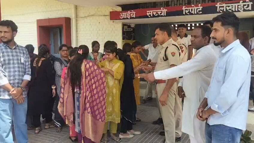एकल ग्रामोत्थान संस्थान सुई और बलियाली की छात्राओं ने थाना बवानीखेड़ा में मनाया राखी सम्मेलन....पुलिस कर्मियों को राखी बांध मांगा सम्मान और सुरक्षा
थाना प्रभारी सुरेश कुमार सहित पुलिस कर्मियों ने भी किया छात्राओं का सम्मान....सम्मान और सुरक्षा का दिलाया भरोसा