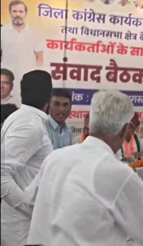 भिवानी में कांग्रेस की बैठक में प्रभारी व अध्यक्ष के सामने ही गर्मागर्मी....
लोहारू विधायक राजबीर फर्टिया चिल्लाते हुए !
कहीं बवानीखेड़ा के दो गुटों में हुई अफरा तफरी...