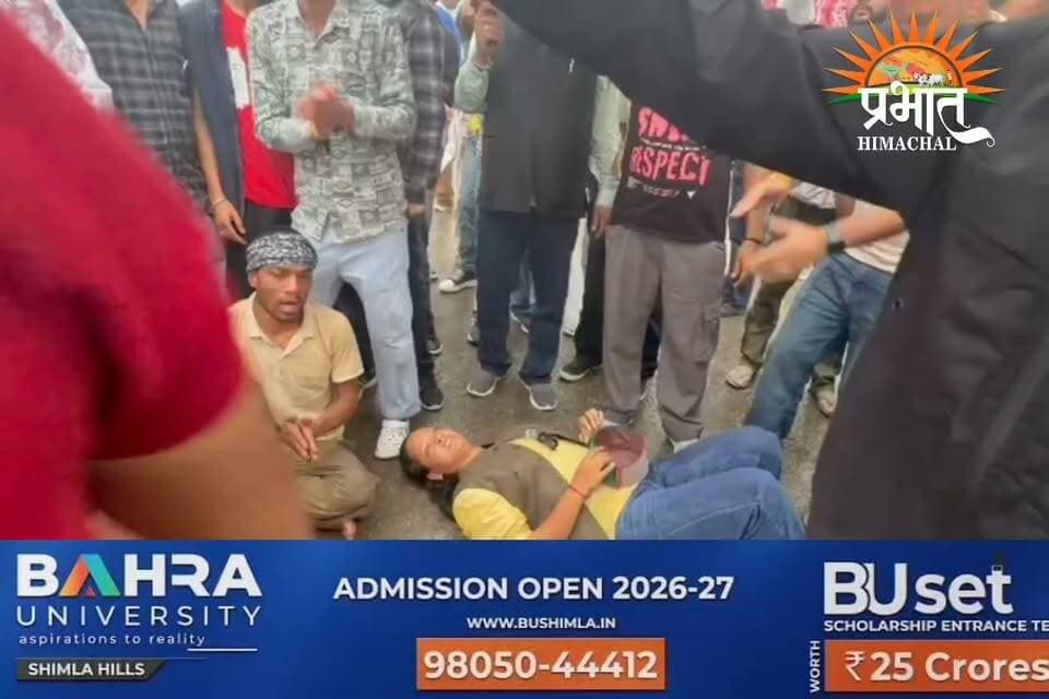 शिमला में टैक्सी ऑपरेटरों और पुलिस के बीच बढ़ा विवाद, आमरण अनशन पर बैठे व्यक्ति को पुलिस जबरन अस्पताल ले गई तो भड़के साथी; परमिट की अवधि घटाने के फैसले के खिलाफ जमकर विरोध