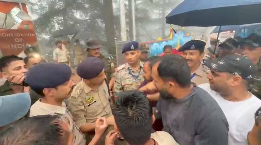 *शिमला में टैक्सी ऑपरेटर-पुलिस में झड़प: आमरण अनशन पर बैठे व्यक्ति को अस्पताल ले गई पुलिस, साथी भड़के, परमिट की अवधि घटाने का विरोध*
