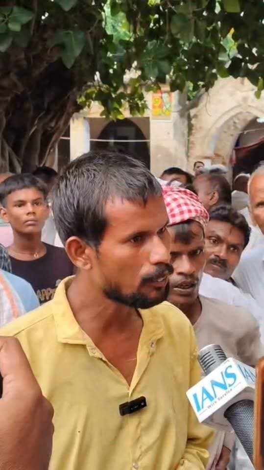 कुछ महीना पहले जमीनी विवाद में टावर पर चढ़ा व्यक्ति सदर एसडीएम कोर्ट के सामने वही व्यक्ति आज सदर एसडीएम को जाते समय रास्ता रोककर विरोध करने लगा।
