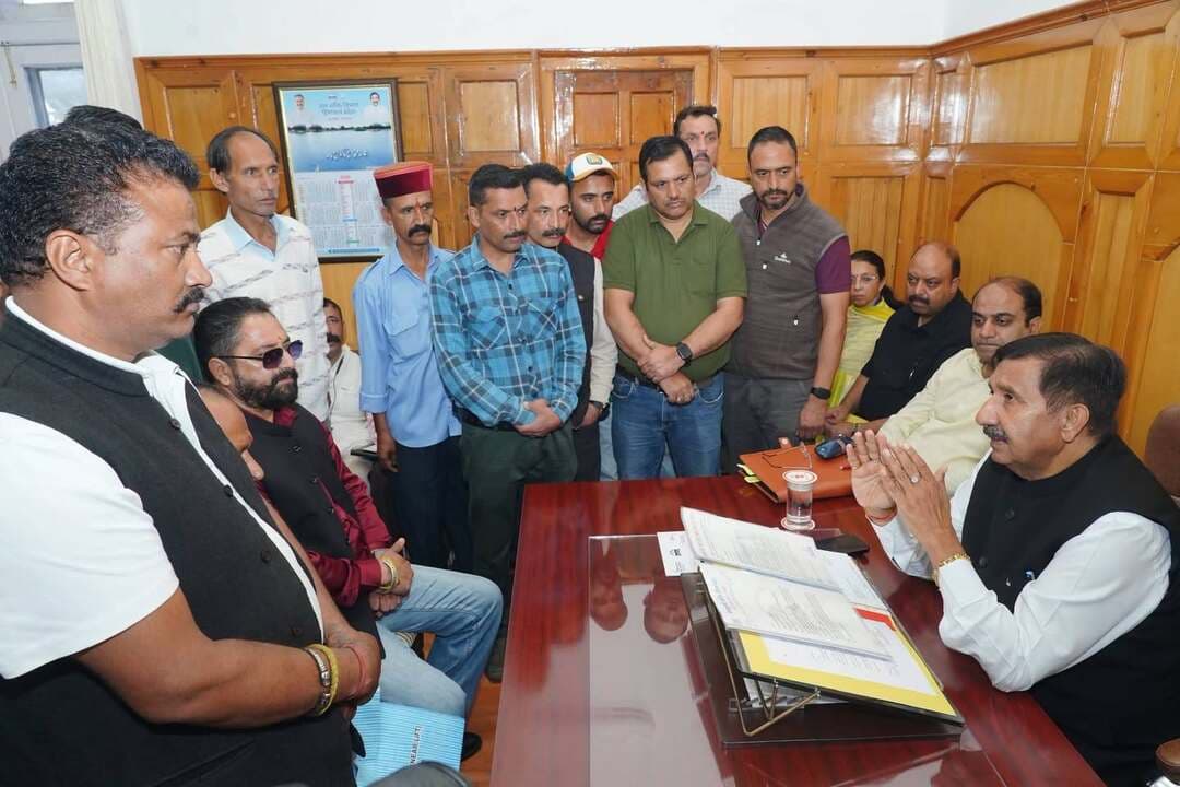 टैक्सी ऑपरेटरों को बड़ी राहत, 12 से 15 साल पुरानी गाड़ियों के चालान पर रोक
विधानसभा परिसर में आज प्रदेश के विभिन्न टैक्सी ऑपरेटरों के प्रतिनिधिमंडल के साथ बैठक हुई। इस दौरान ऑल इंडिया टैक्सी परमिट की फीस में कटौती, राज्य की परिधि में चलने वाली टैक्सियों की परमिट अवधि 15 वर्ष करने और ऑटोमैटिक टेस्टिंग स्टेशन स्थापित होने तक मैन्युअल पासिंग जारी रखने सहित कई मांगों पर चर्चा हुई। टैक्सी ऑपरेटरों के आग्रह पर केंद्र सरकार का अंतिम आदेश आने तक 12 से 15 वर्ष पुरानी राज्य की परिधि में चलने वाली गाड़ियों के चालान न करने का फैसला लिया गया।
#HimachalPradesh #TaxiOperators #TaxiNews #HimachalNews #TaxiPermit #BreakingNews #AssemblyNews #Himachal84TV #TransportNews #TaxiOperator