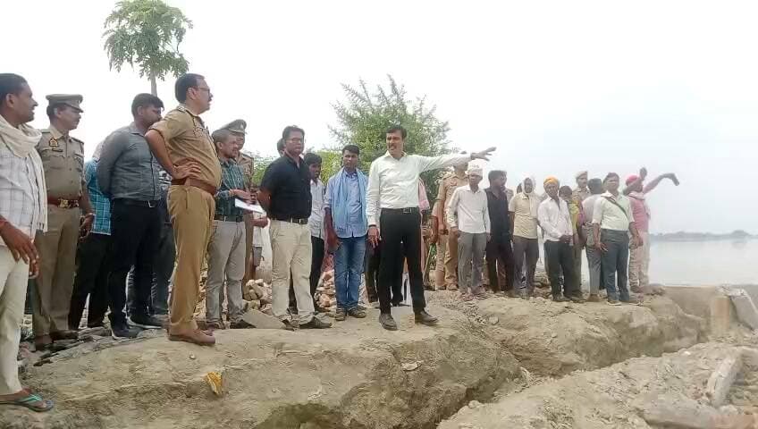 *बाढ़ प्रभावित गोपालनगर टांडी पहुंचे डीएम-एसपी राहत कार्यों का लिया जायजा*
*बाढ़ राहत केंद्र पहुंचकर डीएम ने पीड़ितों से की बातचीत, व्यवस्थाओं का लिया जायजा*
*गोपालनगर टांडी में डीएम ने परखी बाढ़ राहत की हकीकत, 100 लोगों को मिली राहत*
*भूमिहीन बाढ़ पीड़ितों को मिलेगा जमीन का पट्टा, डीएम ने एसडीएम को दिए निर्देश*
*बाढ़ पीड़ितों की मदद को प्रशासन सक्रिय, डीएम ने किया प्रभावित क्षेत्रों का निरीक्षण*
बलिया। तहसील बैरिया के बाढ़ प्रभावित ग्राम गोपालनगर टांडी में जिलाधिकारी मंगला प्रसाद सिंह एवं पुलिस अधीक्षक ओमवीर सिंह ने गुरुवार को औचक निरीक्षण कर बाढ़ राहत कार्यों का जायजा लिया। जिलाधिकारी ने बाढ़ पीड़ितों एवं ग्रामीणों से सीधे संवाद कर राशन, भोजन, पेयजल समेत अन्य सुविधाओं की जानकारी ली और संबंधित अधिकारियों को आवश्यक निर्देश दिए। निरीक्षण के दौरान जिलाधिकारी ने एसडीएम बैरिया से बाढ़ पीड़ितों को दिए गए मुआवजे और जमीन के पट्टे के संबंध में जानकारी ली। एसडीएम ने बताया कि सभी पात्र बाढ़ पीड़ितों को मुआवजा दिया जा चुका है। वहीं, सात ऐसे लोगों की जानकारी दी गई जिनके पास अपनी जमीन नहीं है। इस पर जिलाधिकारी ने निर्देश दिया कि पात्र भूमिहीन लोगों को नियमानुसार जमीन का पट्टा उपलब्ध कराया जाए, ताकि उन्हें स्थायी राहत मिल सके। जिलाधिकारी ने देवपुर मठिया पहुंचकर वहां बाढ़ चौकी स्थापित करने के भी निर्देश दिए, जिससे प्रभावित लोगों को आवश्यकता पड़ने पर तत्काल सहायता उपलब्ध कराई जा सके। इसके बाद जिलाधिकारी ने प्राथमिक विद्यालय गोपालनगर टांडी में बाढ़ पीड़ितों के लिए बनाए गए बाढ़ राहत केंद्र का निरीक्षण किया। उन्होंने पीड़ितों से मुलाकात कर भोजन, पेयजल और अन्य व्यवस्थाओं के बारे में जानकारी ली। इस दौरान एसडीएम से अब तक वितरित बाढ़ राहत सामग्री के संबंध में जानकारी ली गई। एसडीएम ने बताया कि अभी तक 100 लोगों को बाढ़ राहत वितरित की जा चुकी है। जिलाधिकारी ने स्पष्ट निर्देश दिया कि कोई भी बाढ़ पीड़ित राहत से वंचित नहीं रहना चाहिए। उन्होंने संबंधित अधिकारियों को क्षेत्र में सर्वे एवं चिन्हांकन कर सभी पात्र पीड़ितों तक राहत पहुंचाने के निर्देश दिए। साथ ही चेतावनी दी कि राहत कार्यों में किसी भी स्तर पर लापरवाही बर्दाश्त नहीं की जाएगी। साथ ही जिलाधिकारी ने बाढ़ से प्रभावित ग्रामीणों को हरसंभव सहायता उपलब्ध कराने का भरोसा दिलाया। निरीक्षण में एसडीएम बैरिया, बाढ़ खण्ड अधिकारी एवं अन्य अधिकारीगण उपस्थित रहे।
