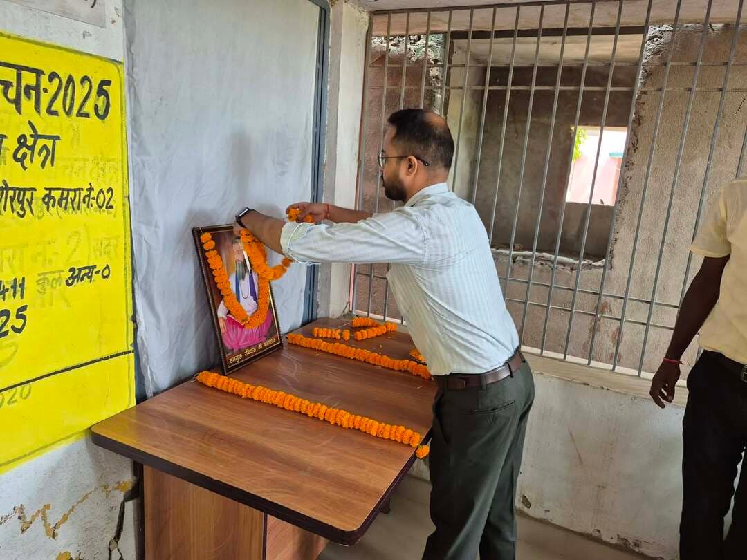 संत रविदास जी की 650वीं जयंती के अवसर पर शेरपुर पंचायत में आयोजित शिविर में जिला पदाधिकारी ने आमजनों से किया संवाद
छपरा, दि0 27.08.2026
संत रविदास जी की 650वीं जयंती के अवसर पर जिले की विभिन्न पंचायतों में आयोजित शिविरों के क्रम में आज छपरा सदर प्रखंड अंतर्गत शेरपुर पंचायत में आयोजित शिविर का जिला पदाधिकारी, सारण श्री वैभव श्रीवास्तव ने भ्रमण किया। उन्होंने शिविर में उपस्थित आमजनों एवं लाभुकों से संवाद कर उनकी समस्याओं, आवश्यकताओं तथा सरकार की कल्याणकारी योजनाओं के क्रियान्वयन की जानकारी प्राप्त की।
इस अवसर पर जिला पदाधिकारी ने संत रविदास जी की वाणी, उनके विचारों एवं उनके द्वारा दिए गए सामाजिक समरसता, समानता तथा मानव कल्याण के संदेश को स्मरण करते हुए कहा कि संत रविदास जी के विचार आज भी उतने ही प्रासंगिक हैं। उनके विचार समाज में समानता, सद्भाव और आपसी सहयोग की भावना को मजबूत करने की प्रेरणा देते हैं।
जिला पदाधिकारी ने आमजनों से संवाद करते हुए सरकार द्वारा संचालित 22 योजनाओं को शत-प्रतिशत धरातल पर उतारने के संकल्प को दोहराया। उन्होंने कहा कि योजनाओं का वास्तविक उद्देश्य तभी पूरा होगा, जब प्रत्येक पात्र व्यक्ति तक उसका लाभ समय पर और पारदर्शी तरीके से पहुंचे। उन्होंने संबंधित अधिकारियों एवं कर्मियों को निर्देशित किया कि योजनाओं के क्रियान्वयन में पात्र लाभुकों की पहचान कर उन्हें हरसंभव सहायता उपलब्ध कराएं तथा किसी भी पात्र व्यक्ति को योजना के लाभ से वंचित न रहने दें।
इस अवसर पर जिला पदाधिकारी ने कुछ लाभुकों के बीच उनके प्रमाण-पत्र भी वितरित किए। उन्होंने उपस्थित लोगों से राशन कार्ड एवं शौचालय निर्माण के लिए पात्रतानुसार आवेदन करने की अपील की। उन्होंने कहा कि कोई भी पात्र परिवार राशन कार्ड एवं शौचालय जैसी मूलभूत सुविधाओं से वंचित नहीं रहे।
जिला पदाधिकारी ने विकास मित्र एवं पंचायत सचिव को निर्देश दिया कि जिन पात्र लाभुकों के पास राशन कार्ड बनवाने के लिए आवश्यक निवास प्रमाण-पत्र अथवा आय प्रमाण-पत्र उपलब्ध नहीं है, उनसे संबंधित प्रमाण-पत्र बनवाने के लिए भी आवेदन प्राप्त करें तथा आवश्यक कार्रवाई करते हुए उन्हें प्रमाण-पत्र उपलब्ध कराने में सहयोग करें। उन्होंने स्पष्ट निर्देश दिया कि पात्र लाभुकों का राशन कार्ड हर हाल में बनवाना सुनिश्चित किया जाए।
उन्होंने उपस्थित लाभुकों से भूमि से संबंधित मामलों की भी जानकारी प्राप्त की। जिला पदाधिकारी ने कहा कि यदि कोई पात्र लाभुक भूमिहीन है, तो नियमानुसार उसके लिए भूमि बंदोबस्ती की कार्रवाई की जाएगी। उन्होंने संबंधित पदाधिकारियों एवं कर्मियों को ऐसे लाभुकों को चिह्नित कर नियमानुसार आवश्यक कार्रवाई सुनिश्चित करने का निर्देश दिया।
जिला पदाधिकारी ने आमजनों से उनकी अन्य समस्याओं एवं शिकायतों के संबंध में भी जानकारी साझा करने का आग्रह किया। उन्होंने कहा कि किसी भी प्रकार की समस्या होने पर संबंधित स्तर पर शिकायत अवश्य दर्ज कराएं, ताकि उसका समयबद्ध एवं उचित तरीके से निराकरण सुनिश्चित किया जा सके। उन्होंने अधिकारियों एवं कर्मियों को प्राप्त शिकायतों पर संवेदनशीलता के साथ त्वरित कार्रवाई करने का निर्देश दिया।
गली-नाली योजना से संबंधित शिकायतों एवं आवश्यकताओं की जानकारी प्राप्त करते हुए जिला पदाधिकारी ने निर्देश दिया कि पंचायत स्तर पर आवश्यक योजनाओं को GPDP (ग्राम पंचायत विकास योजना) में शामिल कर प्राथमिकता के आधार पर उनका चयन एवं क्रियान्वयन किया जाए। उन्होंने संबंधित कर्मियों को निर्देशित किया कि गली-नाली से संबंधित आवश्यकताओं एवं शिकायतों का स्थल स्तर पर आकलन कर अगले स्तर की आवश्यक कार्रवाई सुनिश्चित करें।
जिला पदाधिकारी ने कहा कि संत रविदास जी के समानता, सामाजिक न्याय एवं जनकल्याण के विचारों को आत्मसात करते हुए प्रशासन का प्रयास है कि सरकार की सभी जनकल्याणकारी योजनाओं का लाभ अंतिम पायदान पर खड़े पात्र व्यक्ति तक पहुंचे। उन्होंने अधिकारियों एवं कर्मियों को आमजनों के साथ निरंतर संवाद बनाए रखने, उनकी समस्याओं को गंभीरता से सुनने तथा उनका समयबद्ध एवं गुणवत्तापूर्ण समाधान सुनिश्चित करने का निर्देश दिया।