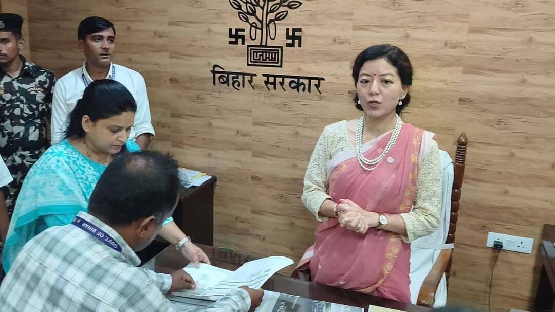 ई-निबंधन से जहानाबाद में रजिस्ट्री की संख्या तीन गुना बढ़ी
जहानाबाद : नई ई-निबंधन व्यवस्था को लेकर जिला प्रशासन द्वारा चलाए जा रहे जागरूकता एवं प्रशिक्षण अभियान का सकारात्मक असर दिखने लगा है। जिले में नई व्यवस्था लागू होने के बाद रजिस्ट्री की संख्या में करीब तीन गुना वृद्धि दर्ज की गई है। गुरुवार को जहानाबाद निबंधन कार्यालय में कुल 16 दस्तावेजों का ई-निबंधन किया गया।
जिला पदाधिकारी छिरिङ वाई भूटिया ने गुरुवार को निबंधन कार्यालय का निरीक्षण कर ई-निबंधन प्रक्रिया की प्रगति की समीक्षा की। उन्होंने संबंधित पदाधिकारियों और कर्मियों को आवश्यक दिशा-निर्देश देते हुए आम लोगों को नई व्यवस्था के संबंध में सही जानकारी उपलब्ध कराने को कहा।
जिला पदाधिकारी के निर्देश पर जिले के सभी अंचलों में ई-निबंधन को लेकर लगातार जागरूकता अभियान चलाया जा रहा है। डीड राइटर्स एवं अधिवक्ताओं के लिए प्रशिक्षण-सह-कार्यशालाएं आयोजित की गई हैं। आम लोगों की शंकाओं का समाधान करने के साथ नई व्यवस्था की जानकारी भी दी जा रही है।
ई-निबंधन कराने वाले लोगों ने नई व्यवस्था को सरल, सुरक्षित और पारदर्शी बताते हुए संतोष व्यक्त किया। निरीक्षण के दौरान जिला पदाधिकारी ने स्वयं सात पंजीकृत दस्तावेजों की हार्ड कॉपी संबंधित पक्षकारों को उपलब्ध कराई।
उन्होंने स्पष्ट किया कि पेपरलेस निबंधन का मतलब यह नहीं है कि नागरिकों को पंजीकृत दस्तावेज की हार्ड कॉपी नहीं मिलेगी। पेपरलेस व्यवस्था का उद्देश्य सरकारी अभिलेखों और विभागीय प्रक्रिया का डिजिटलीकरण करना है। निबंधन के बाद पंजीकृत दस्तावेज की हार्ड कॉपी पूर्व की तरह उपलब्ध कराई जाती है।
डीएम ने बताया कि नई ई-निबंधन व्यवस्था में ओटीपी और ई-साइन आधारित सुरक्षित प्रक्रिया अपनाई गई है। इससे निबंधन प्रक्रिया को अधिक सरल, पारदर्शी और सुविधाजनक बनाया गया है। डीड राइटर्स एवं अधिवक्ताओं को प्रक्रिया के विभिन्न चरणों का प्रशिक्षण दिया जा चुका है।
उन्होंने निर्देश दिया कि निबंधन कार्यालय आने वाले नागरिकों को तकनीकी परेशानी नहीं होनी चाहिए। इसके लिए कर्मियों को तकनीकी सहायता एवं आवश्यक जानकारी उपलब्ध कराने का निर्देश दिया गया है। जिला अवर निबंधक (डीएसआर) कार्यालय में स्थापित हेल्प डेस्क से भी आमजन ई-निबंधन से संबंधित सही और प्रमाणिक जानकारी प्राप्त कर सकते हैं।
जिला पदाधिकारी ने आम नागरिकों से अपील की कि ई-निबंधन को लेकर किसी अफवाह या अपुष्ट सूचना पर विश्वास न करें। किसी भी तरह की शंका या जानकारी के लिए निबंधन कार्यालय स्थित हेल्प डेस्क से संपर्क करें और सरकार की इस सरल, सुरक्षित एवं पारदर्शी व्यवस्था का लाभ उठाएं।