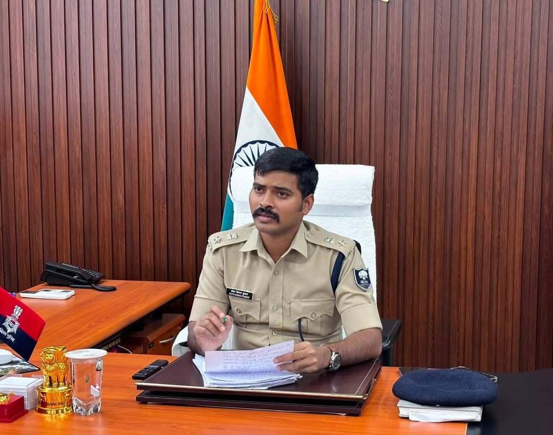 जनता दरबार में 19 लोगों की सुनी गई शिकायतें
जहानाबाद : पुलिस अधीक्षक किरण कुमार ने अपने कार्यालय कक्ष में जनता दरबार आयोजित कर आम लोगों की समस्याएं सुनीं। जनता दरबार में कुल 19 आगंतुकों ने अपनी शिकायतें और समस्याएं पुलिस अधीक्षक के समक्ष रखीं।
पुलिस अधीक्षक ने सभी लोगों की समस्याओं को ध्यानपूर्वक सुना और संबंधित अधिकारियों को शिकायतों के त्वरित निष्पादन के लिए आवश्यक दिशा-निर्देश दिए। उन्होंने अधिकारियों को निर्देश दिया कि प्राप्त शिकायतों पर नियमानुसार कार्रवाई करते हुए लोगों को शीघ्र राहत उपलब्ध कराई जाए।