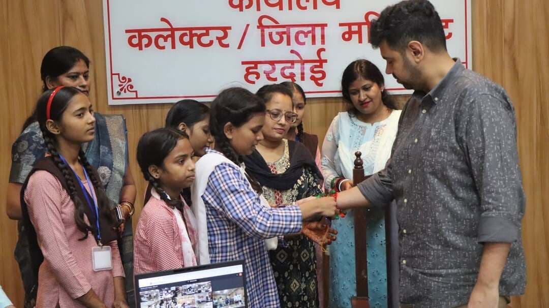 बच्चों की हस्तनिर्मित राखियों से सजा रक्षाबंधन, डीएम-सीडीओ ने की सराहना
हरदोई। रक्षाबंधन के पावन अवसर पर कस्तूरबा गांधी आवासीय बालिका विद्यालय कछौना एवं टड़ियावां के बच्चों द्वारा अपने हाथों से तैयार की गई हस्तनिर्मित राखियों ने पर्व की खुशियों को खास बना दिया। बच्चों ने मेहनत, लगन और उत्साह के साथ आकर्षक राखियां तैयार कीं। कस्तूरबा गांधी आवासीय बालिका विद्यालय की छात्राओं ने इन राखियों को जिलाधिकारी अनुनय झा एवं मुख्य विकास अधिकारी के हाथों पर बांधकर उन्हें रक्षाबंधन की शुभकामनाएं दीं।
इस अवसर पर कस्तूरबा गांधी आवासीय बालिका विद्यालय की छात्राएं आकांक्षा कक्षा 8, शोभा कक्षा 7, खुशी कक्षा 9, मान्या कक्षा 7 और अर्चना कक्षा 6 मौजूद रहीं। छात्राओं ने पिहानी ब्लॉक के बच्चों द्वारा तैयार की गई राखियां अधिकारियों को पहनाईं।
बच्चों की हस्तनिर्मित राखियां देखकर जिलाधिकारी अनुनय झा ने उनकी रचनात्मकता, मेहनत और भावनात्मक जुड़ाव की सराहना की। उन्होंने कहा कि नन्हे बच्चों द्वारा स्वयं राखियां तैयार करना उनकी प्रतिभा, कल्पनाशीलता और सीखने की ललक को दर्शाता है। उन्होंने छात्राओं का उत्साहवर्धन करते हुए इस पहल की प्रशंसा की।
मुख्य विकास अधिकारी ने भी बच्चों की इस पहल की सराहना करते हुए कहा कि इस प्रकार की गतिविधियां बच्चों में रचनात्मकता और आत्मविश्वास बढ़ाने के साथ ही भारतीय संस्कृति एवं परंपराओं के प्रति उनके जुड़ाव को मजबूत करती हैं।
इस अवसर पर जिलाधिकारी एवं मुख्य विकास अधिकारी ने छात्राओं का उत्साह बढ़ाते हुए उन्हें चॉकलेट और उपहार प्रदान किए। जिलाधिकारी ने बच्चों के प्रति स्नेह व्यक्त करते हुए अपने हाथों से उन्हें मिठाई भी खिलाई। इस आत्मीय क्षण से बच्चियों के चेहरे खुशी से खिल उठे और कार्यक्रम का माहौल स्नेह एवं अपनत्व से भर गया।
कार्यक्रम में जिला बेसिक शिक्षा अधिकारी प्रभात मिश्र, डीसी संतोष कुमार, एसआरजी शशांक मिश्रा, शिवेंद्र सिंह बघेल सहित अन्य अधिकारी, शिक्षक एवं विद्यालय परिवार के सदस्य मौजूद रहे।
बच्चों की मेहनत से तैयार हस्तनिर्मित राखियों को कस्तूरबा की छात्राओं द्वारा जिलाधिकारी एवं मुख्य विकास अधिकारी तक पहुंचाकर पहनाने की यह पहल रक्षाबंधन पर स्नेह, सम्मान, संस्कार और बच्चों की रचनात्मक प्रतिभा का सुंदर संगम बन गई।