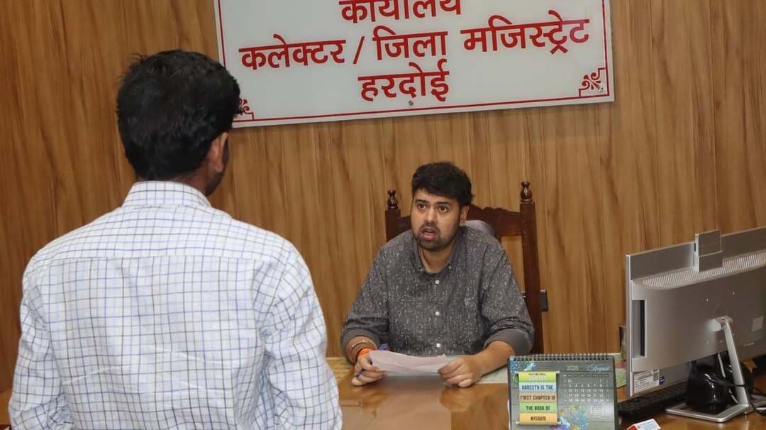 जनसुनवाई में 55 शिकायतें प्राप्त, डीएम ने समयबद्ध और निष्पक्ष निस्तारण के दिए निर्देश
हरदोई। जिलाधिकारी अनुनय झा ने गुरुवार को कलेक्ट्रेट में जनसुनवाई करते हुए आमजन की समस्याओं और शिकायतों को गंभीरतापूर्वक सुना। जनसुनवाई के दौरान विभिन्न क्षेत्रों से आए फरियादियों ने अपनी समस्याएं जिलाधिकारी के समक्ष रखीं। कुल 55 शिकायतें प्राप्त हुईं, जिनके त्वरित निस्तारण के लिए संबंधित अधिकारियों को निर्देश दिए गए।
जिलाधिकारी ने अधिकारियों को निर्देशित किया कि जनसुनवाई में प्राप्त शिकायतों का निर्धारित समय-सीमा के भीतर गुणवत्तापूर्ण और निष्पक्ष निस्तारण सुनिश्चित किया जाए। उन्होंने स्पष्ट किया कि जनसमस्याओं के निस्तारण में किसी भी स्तर पर लापरवाही नहीं होनी चाहिए।
उन्होंने कहा कि फरियादियों को अपनी समस्याओं के समाधान के लिए अनावश्यक रूप से सरकारी कार्यालयों के चक्कर न लगाने पड़ें। अधिकारियों को शिकायतों की गंभीरता से जांच कर प्रभावी कार्रवाई करने के निर्देश दिए गए।
जनसुनवाई के दौरान प्राप्त कुछ शिकायतों का जिलाधिकारी ने मौके पर ही समाधान कराया। इस अवसर पर अतिरिक्त मजिस्ट्रेट सहित संबंधित विभागों के अधिकारी और कर्मचारी मौजूद रहे।