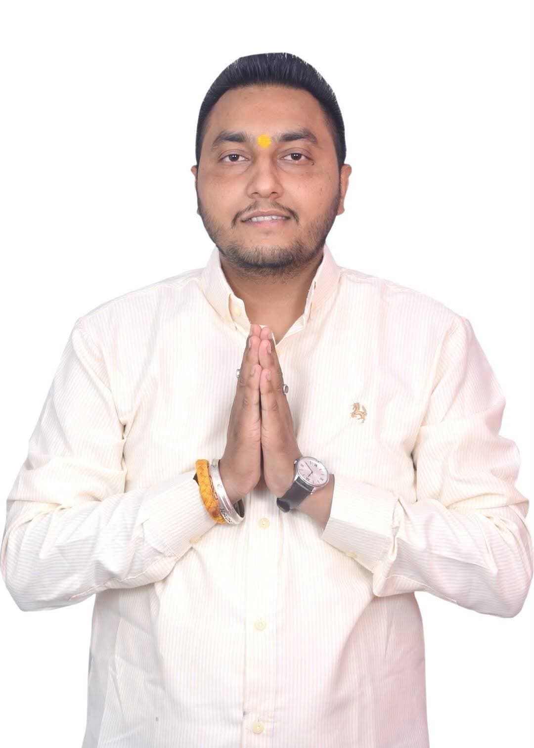 लॉटरी पर राजनीति करने से पहले अनुराग ठाकुर अपने और केंद्र सरकार के वादों का हिसाब दें : रजत राणा
हमीरपुर
सुक्खू सरकार की जनहितकारी उपलब्धियों को छिपाने के लिए भाजपा कर रही है मुद्दों को भटकाने की कोशिश
हिमाचल प्रदेश में प्रस्तावित लॉटरी व्यवस्था को लेकर पूर्व केंद्रीय मंत्री एवं सांसद अनुराग ठाकुर द्वारा कांग्रेस सरकार पर लगाए गए आरोपों पर कांग्रेस मीडिया से जुड़े रजत राणा ने तीखा पलटवार किया है।
रजत राणा ने कहा कि अनुराग ठाकुर को हिमाचल के युवाओं की इतनी ही चिंता है तो वे केवल राजनीतिक बयानबाजी करने के बजाय केंद्र की भाजपा सरकार और अपने लंबे राजनीतिक कार्यकाल का भी जनता के सामने हिसाब रखें। उन्होंने कहा कि हिमाचल के युवाओं को रोजगार, बेहतर शिक्षा, कौशल विकास, निवेश और सुरक्षित भविष्य चाहिए, और कांग्रेस सरकार इन्हीं मुद्दों पर लगातार काम कर रही है।
उन्होंने कहा कि मुख्यमंत्री सुखविंदर सिंह सुक्खू के नेतृत्व में प्रदेश सरकार ने कठिन आर्थिक परिस्थितियों के बावजूद जनहित में कई महत्वपूर्ण पहल की हैं। सरकार ने ग्रामीण अर्थव्यवस्था को मजबूत करने, प्राकृतिक खेती को प्रोत्साहन देने, किसानों की आय बढ़ाने, स्वरोजगार एवं उद्यमिता को बढ़ावा देने और युवाओं के लिए रोजगार के नए अवसर तैयार करने पर जोर दिया है।
रजत राणा ने कहा कि सुक्खू सरकार ने राजीव गांधी स्वरोजगार स्टार्ट-अप योजना जैसी पहल के माध्यम से युवाओं को केवल सरकारी नौकरी पर निर्भर रहने के बजाय अपना रोजगार और उद्यम शुरू करने के लिए प्रोत्साहित किया है। इलेक्ट्रिक वाहन, ई-टैक्सी और अन्य स्वरोजगार गतिविधियों को बढ़ावा देने की दिशा में भी सरकार ने कदम उठाए हैं।
उन्होंने कहा कि प्रदेश सरकार ने महिलाओं, किसानों, बागवानों और ग्रामीण परिवारों की आर्थिक स्थिति मजबूत करने के लिए भी कई नीतिगत फैसले लिए हैं। दूध के खरीद मूल्य में बढ़ोतरी, प्राकृतिक खेती से जुड़े किसानों को प्रोत्साहन तथा ग्रामीण अर्थव्यवस्था को मजबूत करने के प्रयास सरकार की प्राथमिकताओं को स्पष्ट करते हैं।
रजत राणा ने कहा कि इंदिरा गांधी प्यारी बहना सुख सम्मान निधि योजना के माध्यम से पात्र महिलाओं को आर्थिक सहायता देने की पहल भी सरकार की सामाजिक सुरक्षा की सोच को दर्शाती है। उन्होंने कहा कि कांग्रेस सरकार का लक्ष्य समाज के कमजोर और जरूरतमंद वर्गों को राहत देना तथा प्रदेश की अर्थव्यवस्था को आत्मनिर्भर दिशा में आगे बढ़ाना है।
उन्होंने कहा कि हिमाचल की अर्थव्यवस्था को मजबूत करने के लिए सरकार पर्यटन, हरित ऊर्जा, उद्योग, कृषि, बागवानी और ग्रामीण अर्थव्यवस्था जैसे क्षेत्रों पर विशेष ध्यान दे रही है। राजस्व बढ़ाने और प्रदेश को आर्थिक रूप से आत्मनिर्भर बनाने की दिशा में भी सरकार कई कदम उठा रही है।
“अनुराग ठाकुर पहले अपने वादों का हिसाब दें”
रजत राणा ने कहा कि भाजपा नेता आज कांग्रेस के वादों की चर्चा करते हैं, लेकिन जनता यह पूछने का अधिकार रखती है कि केंद्र की भाजपा सरकार ने चुनावों के दौरान किए गए अपने बड़े वादों में कितने पूरे किए।
उन्होंने कहा कि प्रधानमंत्री नरेंद्र मोदी और भाजपा के पुराने चुनावी दावों को जनता भूली नहीं है। काले धन की वापसी, रोजगार और आर्थिक सुधारों से जुड़े वादों पर भी भाजपा को जनता के सामने जवाब देना चाहिए। केवल कांग्रेस सरकार पर सवाल उठाने से भाजपा अपने पुराने वादों से बच नहीं सकती।
उन्होंने कहा कि “15 लाख” से जुड़े राजनीतिक दावे आज भी देश की राजनीतिक बहस का हिस्सा हैं। भाजपा नेताओं को इस मुद्दे पर भी जनता के सामने अपनी स्थिति स्पष्ट करनी चाहिए और यह बताना चाहिए कि चुनाव के समय किए गए आर्थिक दावों का वास्तविक परिणाम क्या रहा।
रजत राणा ने कहा कि अनुराग ठाकुर स्वयं केंद्र सरकार में महत्वपूर्ण जिम्मेदारियां संभाल चुके हैं। इसलिए उन्हें हिमाचल के युवाओं को यह भी बताना चाहिए कि केंद्र सरकार ने प्रदेश में रोजगार, निवेश और औद्योगिक विकास के लिए क्या ठोस योगदान दिया।
“युवाओं को लॉटरी नहीं, अवसर चाहिए”
रजत राणा ने कहा कि हिमाचल के युवा मेहनती हैं और वे अपने दम पर आगे बढ़ना चाहते हैं। उन्हें गुणवत्तापूर्ण शिक्षा, कौशल विकास, रोजगार, स्वरोजगार और निवेश के अवसर चाहिए।
उन्होंने कहा कि लॉटरी के मुद्दे पर सरकार की नीति और नियमों पर सवाल उठाना लोकतांत्रिक अधिकार है, लेकिन इसे आधार बनाकर हिमाचल के युवाओं के भविष्य को लेकर भय का माहौल पैदा करना उचित नहीं है।
उन्होंने भाजपा नेताओं से कहा कि यदि उन्हें वास्तव में युवाओं की चिंता है तो वे प्रदेश के विकास से जुड़े मुद्दों पर सकारात्मक सुझाव दें और केंद्र से हिमाचल के लिए अधिक निवेश, औद्योगिक परियोजनाएं और रोजगार के अवसर लाने की मांग करें।
रजत राणा ने कहा कि मुख्यमंत्री सुखविंदर सिंह सुक्खू के नेतृत्व में कांग्रेस सरकार आर्थिक चुनौतियों के बीच प्रदेश के हित में फैसले ले रही है। सरकार की प्राथमिकता हिमाचल को आत्मनिर्भर बनाना, ग्रामीण अर्थव्यवस्था को मजबूत करना, युवाओं को स्वरोजगार से जोड़ना और आम परिवारों को राहत देना है।
उन्होंने कहा कि भाजपा को चाहिए कि वह हर उपलब्धि और हर नीति को राजनीतिक चश्मे से देखने के बजाय प्रदेश हित में सहयोग करे।
“अनुराग ठाकुर , हिमाचल के युवाओं को गुमराह करने की राजनीति छोड़िए। पहले केंद्र की सरकार के पुराने वादों का हिसाब दीजिए और फिर हिमाचल की चुनी हुई सरकार से सवाल कीजिए। हिमाचल की जनता अब सिर्फ भाषण नहीं, काम और परिणाम देखना चाहती है।