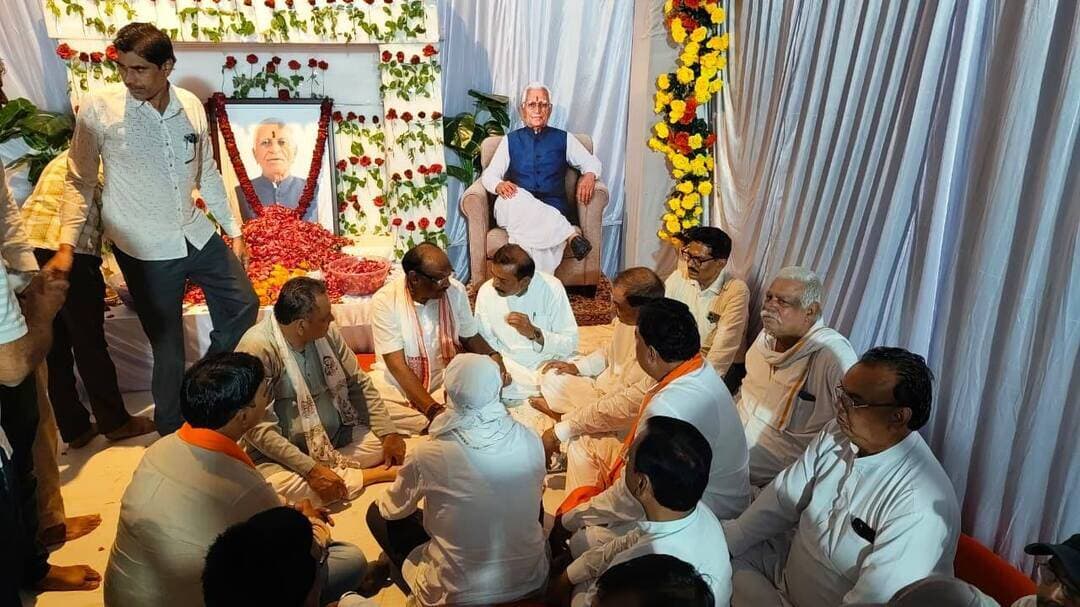 ✅ केन्द्रीय मंत्री श्री उइके ने ग्राम कोठरा पहुंचकर शोक संवेदना प्रकट की
भारत सरकार के जनजातीय कार्य विभाग के केन्द्रीय राज्य मंत्री एवं क्षेत्रीय सांसद श्री डी.डी. उइके ने गुरूवार को हरदा जिले के ग्राम कोठरा में हरदा विधायक डॉ. आर.के. दोगने से भेंट कर शोक संवेदना प्रकट की। उल्लेखनीय है कि हरदा विधायक डॉ. आर.के. दोगने के पिता श्री कन्हैयालाल दोगने का निधन गत शुक्रवार की रात्रि में हो गया था।
केन्द्रीय मंत्री श्री उइके ने ग्राम कोठरा में विधायक डॉ. आर.के. दोगने के निवास पर पहुँचकर उनके पिता स्वर्गीय श्री कन्हैयालाल दोगने के चित्र पर माल्यार्पण कर श्रद्धासुमन अर्पित किए। उन्होंने ईश्वर से दिवंगत पुण्यात्मा को अपने श्रीचरणों में स्थान प्रदान करने और शोक संतप्त परिवार को दुख की इस घड़ी में संबल प्रदान करने की प्रार्थना की। इस दौरान नर्मदापुरम् सांसद श्री दर्शन सिंह चौधरी, जिला पंचायत अध्यक्ष श्री गजेंद्र शाह, जिला पंचायत उपाध्यक्ष श्री दर्शन सिंह गहलोत, पूर्व कृषि मंत्री श्री कमल पटेल व जिला भाजपा अध्यक्ष श्री राजेश वर्मा सहित अन्य जनप्रतिनिधि भी मौजूद थे।
Durgadas Uikey
Jansampark Madhya Pradesh
#Harda #हरदा