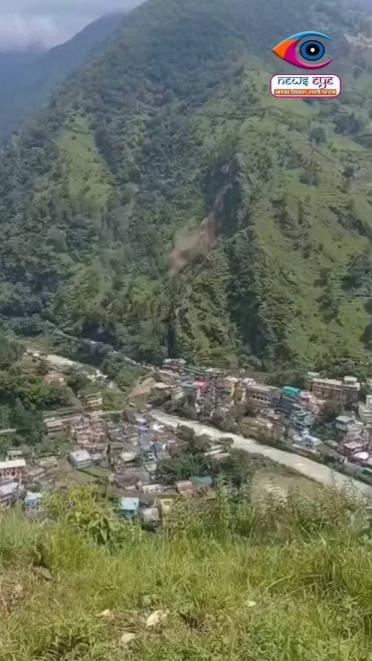 नंदानगर-सितेल मार्ग पर गिरी भारी चट्टान, मलबे की चपेट में आया वाहन
नंदानगर विकासखंड के नंदानगर-सितेल मोटर मार्ग पर गुरुवार को पहाड़ी से अचानक चट्टान का एक बड़ा हिस्सा टूटकर सड़क पर आ गिरा। चट्टान और मलबे की चपेट में आने से सड़क किनारे खड़ा एक वाहन दुर्घटनाग्रस्त हो गया। गनीमत रही कि घटना के दौरान वाहन में कोई सवार नहीं था, जिससे बड़ा हादसा टल गया। चट्टान टूटकर गिरने की घटना इतनी भयावह थी कि आसपास मौजूद लोगों में दहशत फैल गई।