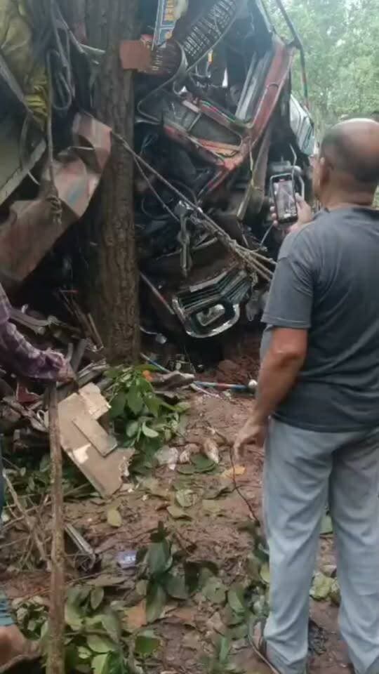 सीधी में सड़क हादसे में 2 घंटे तक ट्रक ड्राइवर केबिन में फंसा रहा कटर से काटकर और जेसीबी से तोड़कर बाहर निकाला