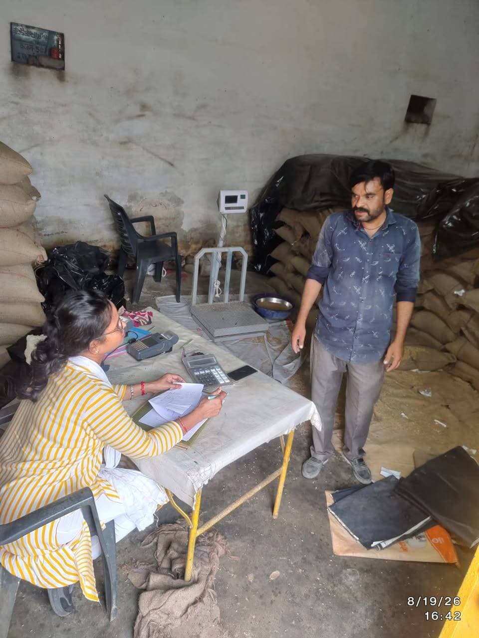 राशन वितरण में अनियमितता की शिकायत पर चार उचित मूल्य दुकानों के विरुद्ध प्रकरण दर्ज
बुधनी एसडीएम श्री संजीव नागू के निर्देश पर बुधनी विकासखंड की ग्राम पंचायत खैरी सिलगेना, नांनमेट, रतनपुर, खिड़ियाकुर्मी एवं चिकल्ली में राशन वितरण में अनियमितता संबंधी शिकायत मिलने पर सहायक आपूर्ति अधिकारी श्रीमती पिंकी शाक्य द्वारा जांच की गई। जांच के दौरान दुकानों पर मौजूद हितग्राहियों ने राशन वितरण में गंभीर अनियमितताओं, दुकान समय पर नहीं खुलने तथा पीओएस मशीन में बायोमेट्रिक लगाने के बावजूद राशन सामग्री उपलब्ध नहीं कराने जैसी शिकायतें दर्ज कराईं।
निरीक्षण के दौरान खाद्यान्न स्टॉक में भी अंतर पाया गया। मौके पर निरीक्षणकर्ता अधिकारी द्वारा उचित मूल्य दुकान खेरी सिलगेना, नांनमेट, रतनपुर, खिड़ियाकुर्मी एवं चिकल्ली के विरुद्ध प्रकरण दर्ज किया गया। संबंधित समिति प्रबंधक, समूह अध्यक्ष एवं दुकान विक्रेताओं द्वारा सार्वजनिक वितरण प्रणाली (नियंत्रण) आदेश, 2015 की कंडिकाओं का उल्लंघन किए जाने पर कारण बताओं सूचना पत्र जारी किए गए हैं। एसडीएम ने कहा कि शासकीय उचित मूल्य दुकानों में राशन वितरण को लेकर अनियमितता अथवा शिकायत पाए जाने पर संबंधितों के विरुद्ध नियमानुसार सख्त कार्रवाई लगातार जारी रहेगी।
#JansamparkMP #CMMadhyaPradesh #MadhyaPradesh #sehore
