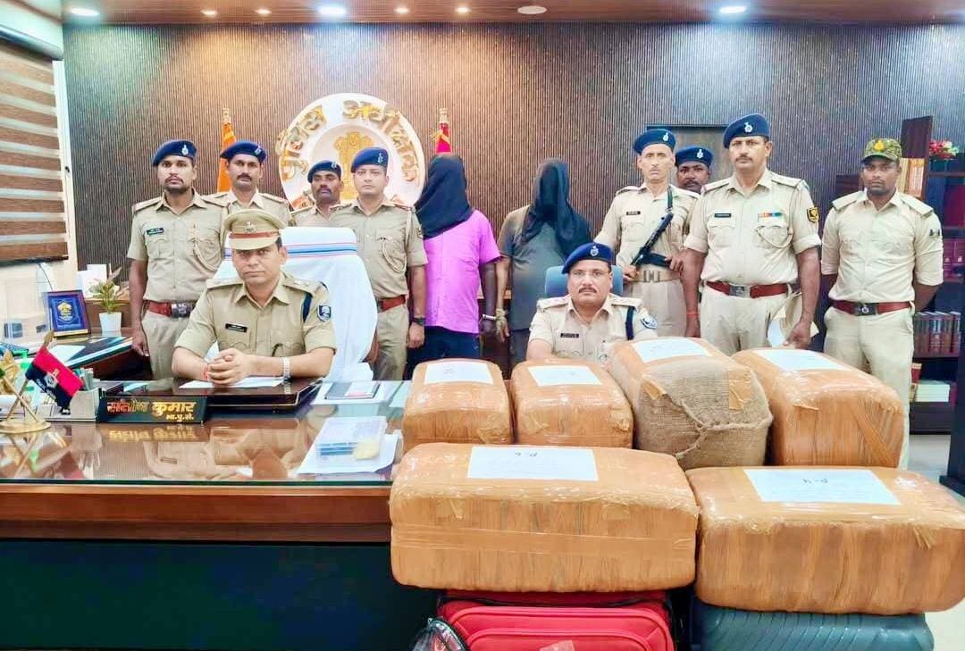 किशनगंज जिला पुलिस की बड़ी कार्रवाई अवैध मादक पदार्थ गांजा के साथ दो अन्तर्राज्यीय तस्कर को किया गिरफ्तार। वही किशनगंज पुलिस कप्तान संतोष कुमार प्रेस कॉन्फ्रेंस कर जानकारी साझा किया, पुलिस की कार्रवाई में गिरफ्तार दोनों अभियुक्त के पास से 80.900 किलोग्राम अवैध मादक पदार्थ गांजा एवं नगद राशि 14,820 /- रूपया बरामद किया गया और बरामद 80.900 कि०ग्रा० अवैध मादक पदार्थ गांजा, जिसका अन्तर्राष्ट्रीय बाजार मूल्य करीब 42 लाख रूपया आंका गया है। #viralreelschallenge #vacaciones #viralpost #viralchallenge #videogames #viralreels #venezuela #2026Goals #newyork