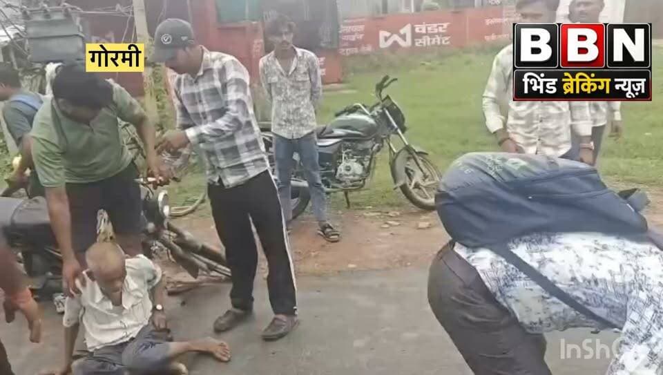 मंत्री राकेश शुक्ला ने सड़क पर घायल हुए लोगों को पहुंचाया अस्पताल
गोरमी मार्ग पर गोरमी के समीप सड़क दुर्घटना की जानकारी मिलते ही तत्काल मौके पर रुककर घायल व्यक्ति की सहायता की गई। स्थिति की गंभीरता को देखते हुए बिना किसी विलंब के स्कॉट में शामिल पुलिस वाहन से घायल को उपचार हेतु अस्पताल पहुँचाया गया।
संकट की घड़ी में किसी जरूरतमंद की सहायता करना ही सच्ची जनसेवा है। प्रत्येक नागरिक का जीवन अनमोल है और उसकी सुरक्षा एवं सहायता के लिए हर संभव प्रयास करना हमारा कर्तव्य है।
घायल व्यक्ति के शीघ्र स्वस्थ होने एवं उत्तम स्वास्थ्य की कामना करता हूँ।
जनसेवा ही संकल्प है, जनहित ही सर्वोच्च प्राथमिकता।
#rakeshshukla