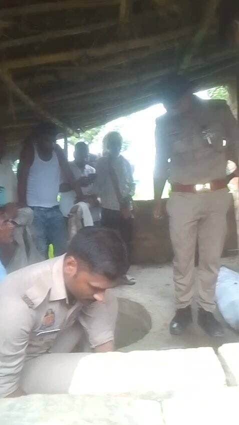 मूधनपुर गांव के निजी नलकूप के कुएं में युवक का शव मिलने से सनसनी, पुलिस जांच में जुटी
हुसैनगंज थाना क्षेत्र की घटना, परिजनों में मचा कोहराम, पोस्टमार्टम रिपोर्ट का इंतजार
संदिग्ध परिस्थितियों में हुई मौत, सभी पहलुओं पर जांच कर रही पुलिस
✒️ रिपोर्ट : सहयोगी शिवा गुप्ता के साथ जिला ब्यूरो अजय श्रीवास्तव
फतेहपुर। जनपद फतेहपुर के हुसैनगंज थाना क्षेत्र के मूधनपुर गांव में गुरुवार सुबह एक युवक का शव निजी नलकूप परिसर में बने कुएं से मिलने के बाद क्षेत्र में सनसनी फैल गई। घटना की सूचना मिलते ही परिजनों में कोहराम मच गया। पुलिस ने मौके पर पहुंचकर जांच शुरू कर दी है। फिलहाल युवक की मौत किन परिस्थितियों में हुई, इसका खुलासा नहीं हो सका है। पुलिस का कहना है कि पोस्टमार्टम रिपोर्ट और जांच के बाद ही वास्तविक स्थिति स्पष्ट होगी।
प्राप्त जानकारी के अनुसार, मूधनपुर गांव निवासी गोरेलाल पुत्र भिक्खू ने हुसैनगंज थाने में दी गई तहरीर में बताया कि उनका पुत्र दशरथ उर्फ अभिषेक गांव के बाहर स्थित परिवार के निजी नलकूप पर गया था। गुरुवार सुबह करीब 10 बजे उसका शव नलकूप परिसर में बने कुएं में मिला।
घटना की सूचना मिलते ही हुसैनगंज थाना पुलिस तत्काल मौके पर पहुंची और घटनास्थल का निरीक्षण किया। पुलिस ने आवश्यक साक्ष्य जुटाते हुए शव को कब्जे में लेकर पंचायतनामा एवं पोस्टमार्टम की कार्रवाई शुरू कर दी। मौके पर बड़ी संख्या में ग्रामीण भी एकत्र हो गए।
पुलिस अधिकारियों के अनुसार, मामले की जांच सभी संभावित पहलुओं को ध्यान में रखकर की जा रही है। अभी यह स्पष्ट नहीं है कि युवक की मौत दुर्घटनावश हुई, आत्महत्या है या इसके पीछे कोई अन्य कारण है। जांच पूरी होने तथा पोस्टमार्टम रिपोर्ट आने के बाद ही वास्तविक कारणों की पुष्टि की जा सकेगी।
घटना के बाद पूरे गांव में शोक का माहौल है। परिजनों का रो-रोकर बुरा हाल है। पुलिस ने लोगों से अपील की है कि जांच पूरी होने से पहले किसी भी तरह की अफवाह या अपुष्ट जानकारी पर विश्वास न करें।
🟥 ND NEWS | दैनिक निष्पक्ष धारा की अपील
एनडी न्यूज़ आमजन से अपील करता है कि किसी भी संदिग्ध घटना की सूचना तुरंत पुलिस को दें और जांच पूरी होने से पहले किसी भी निष्कर्ष पर न पहुंचें। घटनास्थल से छेड़छाड़ न करें तथा पुलिस जांच में पूरा सहयोग करें।
प्रशासन एवं पुलिस विभाग से अनुरोध है कि मामले की निष्पक्ष, पारदर्शी एवं समयबद्ध जांच कर वास्तविक तथ्यों को सार्वजनिक किया जाए। यदि किसी प्रकार की लापरवाही अथवा आपराधिक तथ्य सामने आते हैं तो दोषियों के विरुद्ध कठोर कानूनी कार्रवाई सुनिश्चित की जाए।
जनहित सुझाव
किसी भी संदिग्ध घटना की सूचना तत्काल पुलिस को दें।
घटनास्थल को सुरक्षित रखें और साक्ष्यों से छेड़छाड़ न करें।
केवल आधिकारिक जानकारी पर भरोसा करें।
अफवाहों और अपुष्ट खबरों को सोशल मीडिया पर साझा न करें।
जांच पूरी होने तक संयम बनाए रखें।
👇👇👇
#NDNEWS #दैनिकनिष्पक्षधारा #Fatehpur #Hussainganj #Mudhanpur #BreakingNews #UPPolice #Investigation #LawAndOrder #Justice #Postmortem
👇👇
@dgpup
@RSSorg
@UPGovt
@wpl1090
@RSSgeet
@Uppolice
@MIB_India
@PMOIndia
@HMOIndia
@abmanglik
@VHPDigital
@igrangealld
@myogioffice
@InfoDeptUP
@dmfatehpur
@sdmsadarftp
@CMOfficeUP
@CMOUP_RC
@UPPRD1948
@ChiefSecyUP
@ChiefSecyUP
@MahantYogiG
@FatehpurSdm
@fatehpurpolice
@BajrangDalOrg
@rashtrapatibhvn
@UPMahilaKalyan
@112UttarPradesh
@myogiadityanath
@CommissionerPrg
@ADGZonPrayagraj
👇👇
🟥 ND NEWS | दैनिक निष्पक्ष धारा
मुख्य संपादक / संस्थापक: राजन सिंह हाड़ा
सह-संपादक: शालिनी सिंह भदौरिया
✒️ रिपोर्ट : सहयोगी शिवा गुप्ता के साथ जिला ब्यूरो अजय श्रीवास्तव
📍 कार्यालय-3: U158, हीरा स्वीट्स के पास, विकास मार्ग, लक्ष्मी नगर, पूर्वी दिल्ली, पिन कोड – 110092 (NCR)
📍 कार्यालय-2: विधानसभा रोड, बर्लिंगटन चौराहा, लखनऊ – 226001 (UP)
📍 कार्यालय-1: 1/1 अटल बिहारी चौराहा, नियर बर्मा चौराहा, फतेहपुर – 212601 (UP)
📅 दिनांक: 27 अगस्त 2026
📆 दिन: गुरुवार
📧 Email: ndnewschannel@gmail.com
📞 मोबाइल: 9696119696