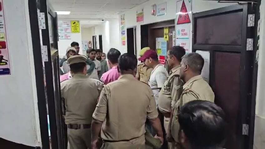 कानपुर देहात SP कार्यालय की छत से सिपाही ने लगाई छलांग, गंभीर हालत में अस्पताल में भर्ती
अधिकारियों से मिलने पहुंचे थे सिपाही अंकित देशवाल, घटना के कारणों की जांच शुरू
पुलिस महकमे में मचा हड़कंप, सभी पहलुओं पर जांच जारी
✒️ रिपोर्ट : संपादक महेंद्र सिंह हाडा
कानपुर देहात। उत्तर प्रदेश के कानपुर देहात जनपद में पुलिस विभाग से जुड़ी एक गंभीर घटना सामने आई है। पुलिस अधीक्षक (SP) कार्यालय की छत से एक सिपाही द्वारा छलांग लगाए जाने की सूचना से पुलिस महकमे में हड़कंप मच गया। गंभीर रूप से घायल सिपाही को तत्काल अस्पताल में भर्ती कराया गया है, जहां उनका उपचार जारी है। घटना के कारणों का अभी आधिकारिक खुलासा नहीं हुआ है।
प्रारंभिक जानकारी के अनुसार, घायल सिपाही की पहचान अंकित देशवाल के रूप में हुई है। बताया जा रहा है कि वह बुधवार सुबह किसी कार्य से अधिकारियों से मिलने के लिए एसपी कार्यालय पहुंचे थे। इसी दौरान उन्होंने कार्यालय की छत से छलांग लगा दी। घटना के बाद मौके पर मौजूद पुलिसकर्मियों ने तत्काल उन्हें उपचार के लिए अस्पताल पहुंचाया।
घटना की सूचना मिलते ही वरिष्ठ पुलिस अधिकारी मौके पर पहुंचे और घटनास्थल का निरीक्षण किया। पुलिस ने पूरे परिसर को सुरक्षित करते हुए मामले की जांच शुरू कर दी है। घटनास्थल के सीसीटीवी फुटेज, प्रत्यक्षदर्शियों के बयान तथा अन्य साक्ष्यों के आधार पर पूरे घटनाक्रम की पड़ताल की जा रही है।
समाचार लिखे जाने तक यह स्पष्ट नहीं हो सका है कि सिपाही ने किन परिस्थितियों में यह कदम उठाया। पुलिस अधिकारियों का कहना है कि मामले की निष्पक्ष जांच की जा रही है और जांच पूरी होने के बाद ही घटना के वास्तविक कारणों की जानकारी सामने आएगी।
इस घटना के बाद पुलिस विभाग में चिंता का माहौल है। अधिकारियों ने कहा है कि जांच के दौरान सभी संभावित पहलुओं को ध्यान में रखा जाएगा और तथ्यों के आधार पर आगे की कार्रवाई की जाएगी।
🟥 ND NEWS | दैनिक निष्पक्ष धारा की अपील
एनडी न्यूज़ आमजन से अपील करता है कि इस घटना को लेकर किसी भी प्रकार की अपुष्ट जानकारी या अफवाह सोशल मीडिया पर साझा न करें। किसी भी संवेदनशील मामले में आधिकारिक जानकारी का इंतजार करें।
यदि कोई व्यक्ति मानसिक तनाव, अवसाद या व्यक्तिगत संकट से गुजर रहा हो, तो उसे अकेला न छोड़ें। परिवार, मित्र और संबंधित विभाग समय रहते सहयोग करें तथा आवश्यकता पड़ने पर विशेषज्ञों से सहायता लें।
प्रशासन एवं पुलिस विभाग से अनुरोध है कि मामले की निष्पक्ष जांच के साथ-साथ पुलिस कर्मियों के मानसिक स्वास्थ्य एवं कल्याण से जुड़े पहलुओं पर भी आवश्यक ध्यान दिया जाए।
जनहित सुझाव
मानसिक तनाव की स्थिति में समय पर सहायता लें।
किसी भी संवेदनशील घटना पर अफवाह न फैलाएं।
केवल आधिकारिक सूचनाओं पर भरोसा करें।
पुलिस जांच में सहयोग करें।
आवश्यकता पड़ने पर मनोवैज्ञानिक एवं चिकित्सकीय परामर्श अवश्य लें।
👇👇
#NDNEWS #दैनिकनिष्पक्षधारा #KanpurDehat #UPPolice #BreakingNews #Police #MentalHealth #LawAndOrder #UttarPradesh #Investigation
👇👇👇
@dgpup
@RSSorg
@UPGovt
@RSSgeet
@wpl1090
@Uppolice
@MIB_India
@PMOIndia
@HMOIndia
@VHPDigital
@InfoDeptUP
@myogioffice
@homeupgov
@CMOUP_RC
@CMOfficeUP
@ChiefSecyUP
@ChiefSecyUP
@MahantYogiG
@UpPolicemitra
@BajrangDalOrg
@UPPViralCheck
@rashtrapatibhvn
@112UttarPradesh
@UPMahilakalyan
@myogiadityanath
@kanpurdehatpol
👇👇👇
🟥 ND NEWS | दैनिक निष्पक्ष धारा
मुख्य संपादक / संस्थापक: राजन सिंह हाड़ा
सह-संपादक: शालिनी सिंह भदौरिया
✒️ रिपोर्ट : सहयोगी शिवा गुप्ता के साथ जिला ब्यूरो अजय श्रीवास्तव
📍 कार्यालय-3: U158, हीरा स्वीट्स के पास, विकास मार्ग, लक्ष्मी नगर, पूर्वी दिल्ली, पिन कोड – 110092 (NCR)
📍 कार्यालय-2: विधानसभा रोड, बर्लिंगटन चौराहा, लखनऊ – 226001 (UP)
📍 कार्यालय-1: 1/1 अटल बिहारी चौराहा, नियर बर्मा चौराहा, फतेहपुर – 212601 (UP)
📅 दिनांक: 27 अगस्त 2026
📆 दिन: गुरुवार
📧 Email: ndnewschannel@gmail.com
📞 मोबाइल: 096961 19696