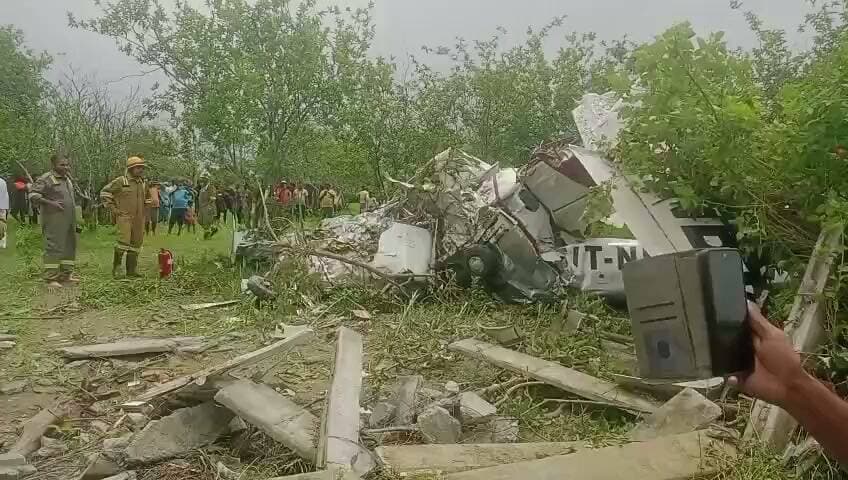 कानपुर में गंगा बैराज के पास ट्रेनिंग एयरक्राफ्ट हादसे की सूचना, दो लोग गंभीर घायल
राहत-बचाव अभियान जारी, पुलिस और प्रशासन की टीमें मौके पर पहुंचीं
हादसे के कारणों की जांच शुरू, आधिकारिक रिपोर्ट का इंतजार
✒️ रिपोर्ट : संपादक महेंद्र सिंह हाडा कानपुर
उत्तर प्रदेश के कानपुर से बड़ी खबर सामने आई है। गंगा बैराज के पास एक ट्रेनिंग एयरक्राफ्ट (प्रशिक्षण विमान) के दुर्घटनाग्रस्त होने की सूचना मिली है। प्रारंभिक जानकारी के अनुसार हादसे में विमान में सवार दो लोग गंभीर रूप से घायल हुए हैं। सूचना मिलते ही पुलिस, प्रशासन और राहत-बचाव दल मौके पर पहुंच गए तथा घायलों को तत्काल उपचार के लिए अस्पताल भेजा गया।
प्रारंभिक जानकारी के मुताबिक यह एक प्रशिक्षण उड़ान के दौरान हुआ हादसा बताया जा रहा है। घटना के बाद क्षेत्र में अफरा-तफरी का माहौल बन गया। स्थानीय लोगों ने विमान को गिरते देखा और तुरंत पुलिस व प्रशासन को सूचना दी।
सूचना मिलने पर पुलिस, फायर सर्विस, एंबुलेंस तथा अन्य राहत एजेंसियों ने मौके पर पहुंचकर बचाव अभियान शुरू किया। घायलों को सुरक्षित निकालकर अस्पताल पहुंचाया गया, जहां उनका उपचार जारी है।
फिलहाल हादसे के कारणों का आधिकारिक खुलासा नहीं किया गया है। तकनीकी खराबी, मौसम अथवा अन्य संभावित कारणों को ध्यान में रखते हुए संबंधित एजेंसियां जांच कर रही हैं। दुर्घटनास्थल को सुरक्षा घेरे में लेकर साक्ष्य एकत्र किए जा रहे हैं।
समाचार लिखे जाने तक संबंधित विमानन प्राधिकरण एवं जिला प्रशासन की ओर से विस्तृत आधिकारिक बयान जारी नहीं किया गया था। घायलों की पहचान और उनकी स्थिति के संबंध में भी आधिकारिक पुष्टि का इंतजार है। जांच रिपोर्ट आने के बाद ही दुर्घटना के वास्तविक कारण स्पष्ट हो सकेंगे।
🟥 ND NEWS | दैनिक निष्पक्ष धारा की अपील
एनडी न्यूज़ आमजन से अपील करता है कि दुर्घटनास्थल पर भीड़ न लगाएं तथा राहत एवं बचाव कार्य में प्रशासन का सहयोग करें। किसी भी अपुष्ट सूचना या अफवाह को सोशल मीडिया पर साझा करने से बचें और केवल आधिकारिक जानकारी पर ही विश्वास करें।
प्रशासन एवं संबंधित विमानन एजेंसियों से अनुरोध है कि दुर्घटना की निष्पक्ष एवं वैज्ञानिक जांच कराई जाए तथा यदि किसी प्रकार की तकनीकी या प्रशासनिक लापरवाही सामने आती है तो नियमानुसार कार्रवाई सुनिश्चित की जाए।
जनहित सुझाव
दुर्घटनास्थल से सुरक्षित दूरी बनाए रखें।
राहत एवं बचाव कार्य में बाधा न पहुंचाएं।
केवल आधिकारिक सूचनाओं पर भरोसा करें।
किसी भी आपात स्थिति में तुरंत पुलिस या आपदा नियंत्रण कक्ष को सूचना दें।
विमान दुर्घटना से जुड़े फोटो या वीडियो साझा करते समय संवेदनशीलता बरतें।
👇👇👇
#NDNEWS #दैनिकनिष्पक्षधारा #Kanpur #GangaBarrage #AircraftCrash #TrainingAircraft #BreakingNews #UPPolice #DisasterResponse #CivilAviation #EmergencyServices
👇👇👇
👇👇👇
@dgpup
@RSSorg
@UPGovt
@RSSgeet
@wpl1090
@Uppolice
@MIB_India
@PMOIndia
@HMOIndia
@VHPDigital
@InfoDeptUP
@myogioffice
@homeupgov
@CMOUP_RC
@CMOfficeUP
@ChiefSecyUP
@ChiefSecyUP
@MahantYogiG
@UpPolicemitra
@BajrangDalOrg
@UPPViralCheck
@rashtrapatibhvn
@112UttarPradesh
@UPMahilakalyan
@myogiadityanath
@kanpurnagarpol
@DGCAIndia
@AAI_Official
👇👇👇
🟥 ND NEWS | दैनिक निष्पक्ष धारा
मुख्य संपादक / संस्थापक: राजन सिंह हाड़ा
सह-संपादक: शालिनी सिंह भदौरिया
✒️ रिपोर्ट : संपादक महेंद्र सिंह हाडा कानपुर
📍 कार्यालय-3: U158, हीरा स्वीट्स के पास, विकास मार्ग, लक्ष्मी नगर, पूर्वी दिल्ली, पिन कोड – 110092 (NCR)
📍 कार्यालय-2: विधानसभा रोड, बर्लिंगटन चौराहा, लखनऊ – 226001 (UP)
📍 कार्यालय-1: 1/1 अटल बिहारी चौराहा, नियर बर्मा चौराहा, फतेहपुर – 212601 (UP)
📅 दिनांक: 27 अगस्त 2026
📆 दिन: गुरुवार
📧 Email: ndnewschannel@gmail.com
📞 मोबाइल: 9696119696