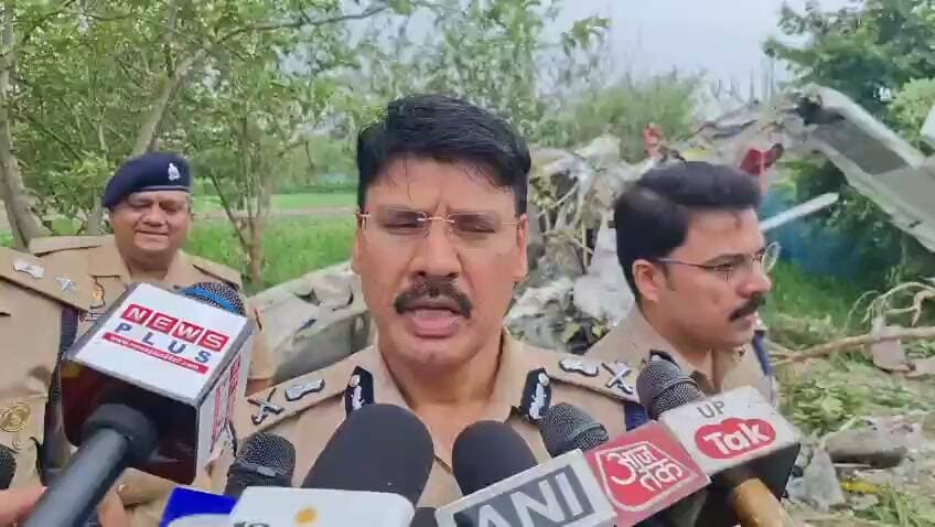 कानपुर में गंगा बैराज के पास ट्रेनिंग एयरक्राफ्ट हादसे की सूचना, दो लोग गंभीर घायल
राहत-बचाव अभियान जारी, पुलिस और प्रशासन की टीमें मौके पर पहुंचीं
हादसे के कारणों की जांच शुरू, आधिकारिक रिपोर्ट का इंतजार
✒️ रिपोर्ट : संपादक महेंद्र सिंह हाडा कानपुर
उत्तर प्रदेश के कानपुर से बड़ी खबर सामने आई है। गंगा बैराज के पास एक ट्रेनिंग एयरक्राफ्ट (प्रशिक्षण विमान) के दुर्घटनाग्रस्त होने की सूचना मिली है। प्रारंभिक जानकारी के अनुसार हादसे में विमान में सवार दो लोग गंभीर रूप से घायल हुए हैं। सूचना मिलते ही पुलिस, प्रशासन और राहत-बचाव दल मौके पर पहुंच गए तथा घायलों को तत्काल उपचार के लिए अस्पताल भेजा गया।
प्रारंभिक जानकारी के मुताबिक यह एक प्रशिक्षण उड़ान के दौरान हुआ हादसा बताया जा रहा है। घटना के बाद क्षेत्र में अफरा-तफरी का माहौल बन गया। स्थानीय लोगों ने विमान को गिरते देखा और तुरंत पुलिस व प्रशासन को सूचना दी।
सूचना मिलने पर पुलिस, फायर सर्विस, एंबुलेंस तथा अन्य राहत एजेंसियों ने मौके पर पहुंचकर बचाव अभियान शुरू किया। घायलों को सुरक्षित निकालकर अस्पताल पहुंचाया गया, जहां उनका उपचार जारी है।
फिलहाल हादसे के कारणों का आधिकारिक खुलासा नहीं किया गया है। तकनीकी खराबी, मौसम अथवा अन्य संभावित कारणों को ध्यान में रखते हुए संबंधित एजेंसियां जांच कर रही हैं। दुर्घटनास्थल को सुरक्षा घेरे में लेकर साक्ष्य एकत्र किए जा रहे हैं।
समाचार लिखे जाने तक संबंधित विमानन प्राधिकरण एवं जिला प्रशासन की ओर से विस्तृत आधिकारिक बयान जारी नहीं किया गया था। घायलों की पहचान और उनकी स्थिति के संबंध में भी आधिकारिक पुष्टि का इंतजार है। जांच रिपोर्ट आने के बाद ही दुर्घटना के वास्तविक कारण स्पष्ट हो सकेंगे।
🟥 ND NEWS | दैनिक निष्पक्ष धारा की अपील
एनडी न्यूज़ आमजन से अपील करता है कि दुर्घटनास्थल पर भीड़ न लगाएं तथा राहत एवं बचाव कार्य में प्रशासन का सहयोग करें। किसी भी अपुष्ट सूचना या अफवाह को सोशल मीडिया पर साझा करने से बचें और केवल आधिकारिक जानकारी पर ही विश्वास करें।
प्रशासन एवं संबंधित विमानन एजेंसियों से अनुरोध है कि दुर्घटना की निष्पक्ष एवं वैज्ञानिक जांच कराई जाए तथा यदि किसी प्रकार की तकनीकी या प्रशासनिक लापरवाही सामने आती है तो नियमानुसार कार्रवाई सुनिश्चित की जाए।
जनहित सुझाव
दुर्घटनास्थल से सुरक्षित दूरी बनाए रखें।
राहत एवं बचाव कार्य में बाधा न पहुंचाएं।
केवल आधिकारिक सूचनाओं पर भरोसा करें।
किसी भी आपात स्थिति में तुरंत पुलिस या आपदा नियंत्रण कक्ष को सूचना दें।
विमान दुर्घटना से जुड़े फोटो या वीडियो साझा करते समय संवेदनशीलता बरतें।
👇👇👇
#NDNEWS #दैनिकनिष्पक्षधारा #Kanpur #GangaBarrage #AircraftCrash #TrainingAircraft #BreakingNews #UPPolice #DisasterResponse #CivilAviation #EmergencyServices
👇👇👇
👇👇👇
@dgpup
@RSSorg
@UPGovt
@RSSgeet
@wpl1090
@Uppolice
@MIB_India
@PMOIndia
@HMOIndia
@VHPDigital
@InfoDeptUP
@myogioffice
@homeupgov
@CMOUP_RC
@CMOfficeUP
@ChiefSecyUP
@ChiefSecyUP
@MahantYogiG
@UpPolicemitra
@BajrangDalOrg
@UPPViralCheck
@rashtrapatibhvn
@112UttarPradesh
@UPMahilakalyan
@myogiadityanath
@kanpurnagarpol
@DGCAIndia
@AAI_Official
👇👇👇
🟥 ND NEWS | दैनिक निष्पक्ष धारा
मुख्य संपादक / संस्थापक: राजन सिंह हाड़ा
सह-संपादक: शालिनी सिंह भदौरिया
✒️ रिपोर्ट : संपादक महेंद्र सिंह हाडा कानपुर
📍 कार्यालय-3: U158, हीरा स्वीट्स के पास, विकास मार्ग, लक्ष्मी नगर, पूर्वी दिल्ली, पिन कोड – 110092 (NCR)
📍 कार्यालय-2: विधानसभा रोड, बर्लिंगटन चौराहा, लखनऊ – 226001 (UP)
📍 कार्यालय-1: 1/1 अटल बिहारी चौराहा, नियर बर्मा चौराहा, फतेहपुर – 212601 (UP)
📅 दिनांक: 27 अगस्त 2026
📆 दिन: गुरुवार
📧 Email: ndnewschannel@gmail.com
📞 मोबाइल: 096961 19696