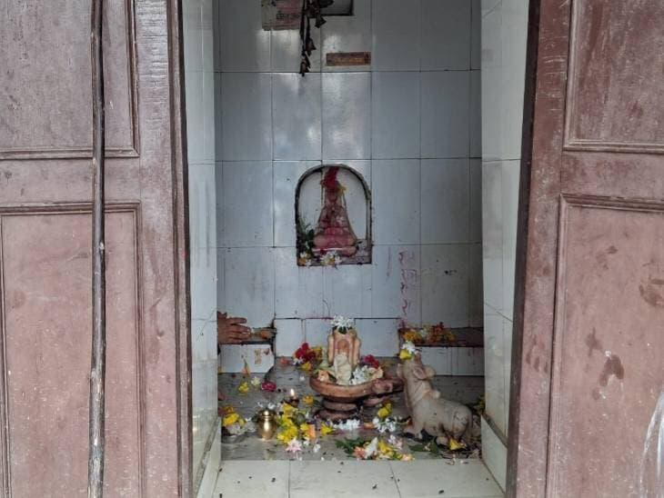 *शाहजहांपुर में मंदिर से भगवान गणेश-हनुमान की मूर्तियां चोरी:* मंदिर के सामने लगे नगर पंचायत के CCTV कैमरे खराब मिले, लोग पूजा करने पहुंचे तो पता चला, थाना कांट क्षेत्र की घटना।