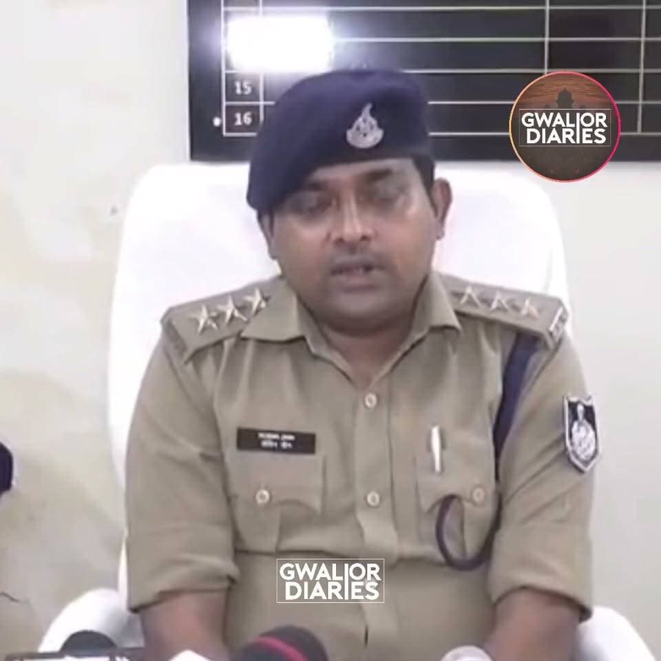 पति से तलाक करवाई, ढाई साल साथ रहा, शादी की बात आई तो मुकर गया; महिला ने युवक पर लगाए आरोप...
ग्वालियर के गोला का मंदिर क्षेत्र में 26 वर्षीय महिला ने एक युवक पर शादी का भरोसा देकर करीब ढाई साल तक शारीरिक शोषण करने का आरोप लगाया है। महिला के मुताबिक परिचय के बाद अनुराग जाटव ने उसे शादी का विश्वास दिलाया और उसके पति से तलाक लेने के लिए राजी किया। तलाक के बाद दोनों जडेरूआ कला में किराए के मकान में साथ रहने लगे। आरोप है कि इस दौरान युवक ने शादी करने का भरोसा देकर संबंध बनाए, लेकिन जब महिला ने शादी के लिए दबाव बनाया तो उसने इनकार कर दिया और कथित तौर पर जान से मारने की धमकी भी दी। महिला की शिकायत पर गोला का मंदिर थाना पुलिस ने आरोपी के खिलाफ मामला दर्ज कर जांच शुरू कर दी है।