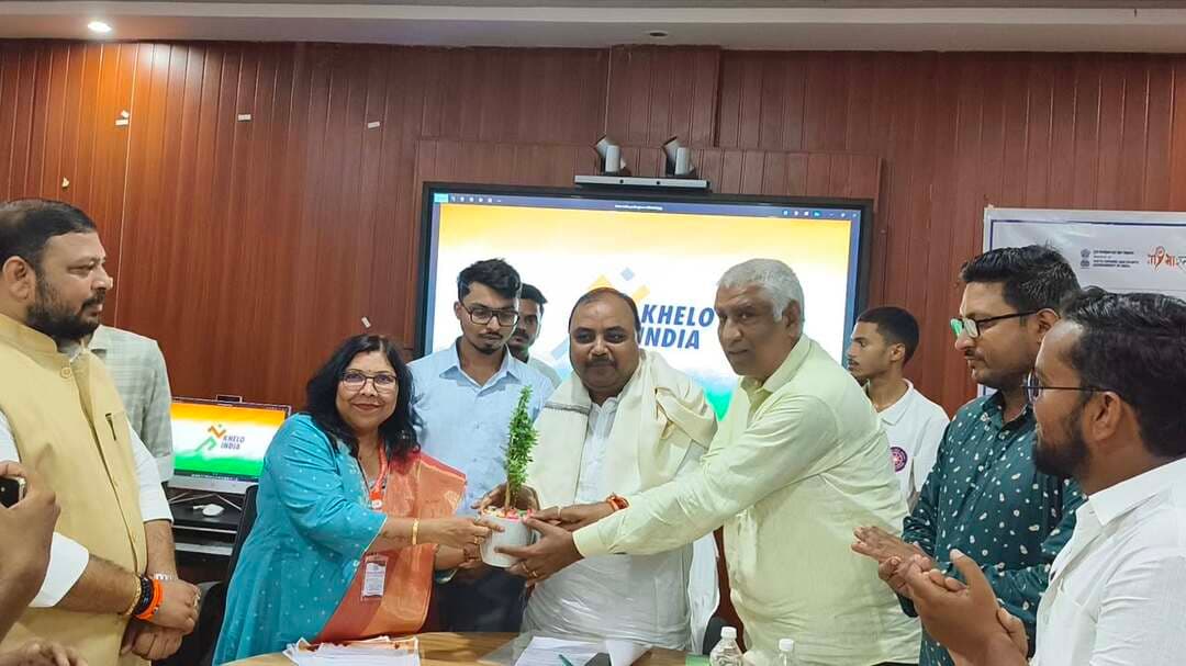 खेलो इंडिया संवाद कार्यक्रम में युवाओं को खेल के प्रति किया जागरूक।
शेखपुरा के रामाधीन महाविद्यालय में खेलो इंडिया संवाद कार्यक्रम का आयोजन किया गया। कार्यक्रम में मुख्य अतिथि के रूप में राज्यसभा सांसद शंभू शरण पटेल शामिल हुए। इस दौरान प्रधानमंत्री नरेंद्र मोदी ने लाइव वीडियो के माध्यम से युवाओं को संबोधित किया और खेल के महत्व पर चर्चा की।
कार्यक्रम को संबोधित करते हुए राज्यसभा सांसद शंभू शरण पटेल ने कहा कि पढ़ाई-लिखाई के साथ-साथ खेल भी युवाओं के जीवन में बेहद जरूरी है। खेल से युवाओं का शारीरिक और मानसिक विकास होता है। उन्होंने कहा कि प्रधानमंत्री नरेंद्र मोदी के अथक प्रयास से देश में खेल और खिलाड़ियों को लगातार बढ़ावा मिल रहा है।
सांसद ने कहा कि शेखपुरा में भी बहुत जल्द खेल से संबंधित आयोजन कराया जाएगा, जिससे जिले के युवाओं को अपनी प्रतिभा दिखाने का बेहतर अवसर मिल सके।
कार्यक्रम के दौरान युवाओं में खेल के प्रति जागरूकता और उत्साह देखने को मिला। इस अवसर पर शंभू शरण पटेल, बिपिन मंडल, डॉ. नवलता, डॉ. दिवाकर कुमार सिंह, आकाश कश्यप, रोहित कुमार, विवेक कुमार, अंशु गुप्ता सहित अन्य लोग मौजूद रहे।