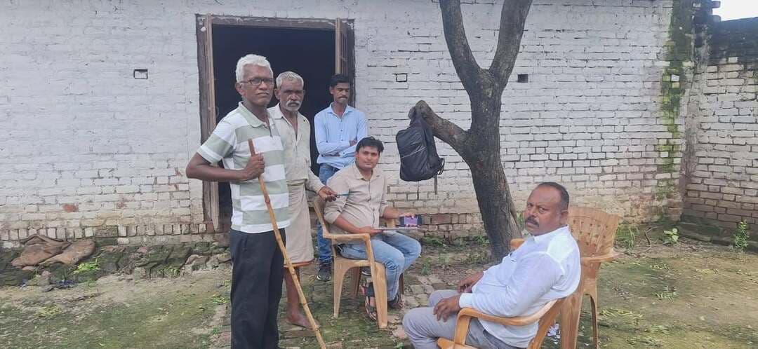 🚨 बड़ी खबर | राशन की कालाबाजारी पर बड़ी कार्रवाई!
शेराखार गोटिया में उचित दर विक्रेता पर FIR की कार्रवाई ⚠️
गरीबों के हक के राशन में गड़बड़ी के मामले में जिला पूर्ति विभाग ने सख्त रुख अपनाया है। जांच में 51.80 कुंतल गेहूं, 85.994 कुंतल चावल, 18.96 कुंतल मक्का और 39.60 कुंतल बाजरा समेत अन्य खाद्यान्न के वितरण में गंभीर अनियमितताएं सामने आईं।
👉 जिला पूर्ति अधिकारी अनिल यादव के निर्देश पर पूर्ति निरीक्षक नितेश नायक ने जांच के बाद कार्रवाई अमल में लाई।
उचित दर विक्रेता जगपाल के खिलाफ आवश्यक वस्तु अधिनियम की धारा 3/7 के तहत थाना राजेपुर में FIR दर्ज कराने की कार्रवाई की गई है।
💥 गरीबों के निवाले पर नजर रखने वालों को विभाग का सख्त संदेश—राशन वितरण में गड़बड़ी और कालाबाजारी किसी भी कीमत पर बर्दाश्त नहीं होगी।
📢 पूरी खबर पढ़ें और अधिक से अधिक लोगों तक पहुंचाने के लिए पोस्ट को शेयर जरूर करें।
#राजेपुर #अमृतपुर #फर्रुखाबाद #राशन #कालाबाजारी #FIR #जिलापूर्तिविभाग #अनिलयादव #नितेशनायक #बड़ीखबर #BreakingNews #farrukhabadnews