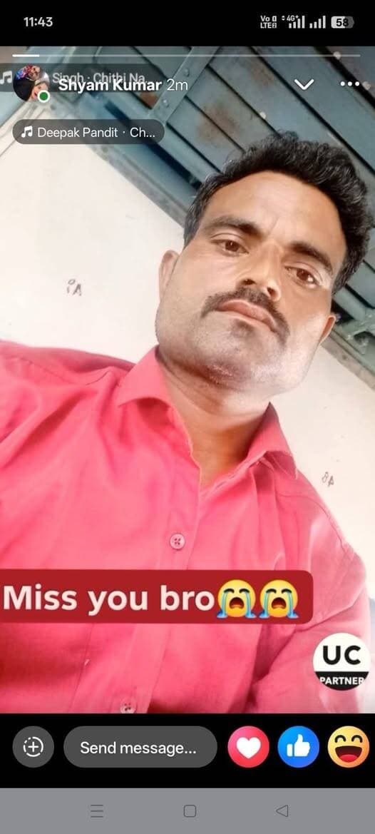 दर्दनाक सड़क हादसा 💔 | दिव्यांग युवक की मौत
मोहम्मदाबाद। इटावा-बरेली हाईवे पर टिल्लू ईंट भट्ठे के पास बुधवार रात एक दर्दनाक सड़क हादसे में 36 वर्षीय दिव्यांग युवक ललतेश यादव की अज्ञात वाहन की टक्कर से मौके पर ही मौत हो गई।
जहानगंज थाना क्षेत्र के ग्राम विदैल निवासी पूर्व प्रधान राजेंद्र सिंह उर्फ कल्लू के पुत्र ललतेश बुधवार शाम अपने दोस्त के साथ मोटरसाइकिल से गया था। कृष्णा ढाबे पर खाना खाने के बाद किसी बात को लेकर दोनों में कहासुनी हो गई। इसके बाद ललतेश अकेले पैदल घर लौट रहा था। इसी दौरान रात करीब 10:30 बजे टिल्लू ईंट भट्ठे के पास अज्ञात वाहन ने उसे टक्कर मार दी।
हादसे की जानकारी मिलने पर पुलिस मौके पर पहुंची। पहचान के बाद शव को पोस्टमार्टम के लिए भेज दिया गया। उपनिरीक्षक अशोक तिवारी ने पंचनामा की कार्रवाई पूरी की।
ललतेश पांच भाइयों और एक बहन में सबसे बड़ा था। दिव्यांग होने के कारण वह लाठी के सहारे चलता था और उसकी शादी नहीं हुई थी। बेटे की मौत की खबर सुनकर मां मीरा देवी का रो-रोकर बुरा हाल है। परिवार में मातम पसरा हुआ है।
अज्ञात वाहन की तलाश में पुलिस जुटी है।
#मोहम्मदाबाद #फर्रुखाबाद #सड़कहादसा #दुर्घटना #ललतेशयादव #दिव्यांगयुवक #इटावाबरेलीहाईवे #FarrukhabadNews #BreakingNews #LocalNews #RoadAccident