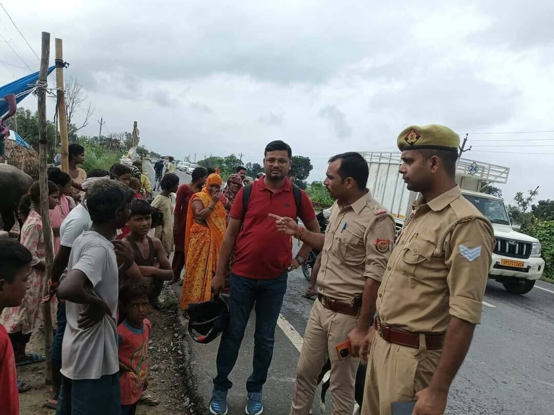 🚨 बाढ़ के बीच प्रशासन का एक्शन, हाईवे से हटवाए पशु; एसडीएम ने मौके पर पहुंचकर परखी जमीनी हकीकत
राजेपुर/अमृतपुर। बाढ़ के बढ़ते खतरे को देखते हुए प्रशासन पूरी तरह अलर्ट मोड में है। गांधी गांव के पास इटावा-बरेली हाईवे किनारे बंधे करीब एक दर्जन पशुओं को पुलिस और राजस्व टीम ने तत्काल हटवाया, ताकि हाईवे पर किसी हादसे की स्थिति न बने।
इसके बाद एसडीएम श्वेता साहू ने चित्रकूट डिप पहुंचकर बाढ़ की स्थिति का जायजा लिया और ग्रामीणों को पानी से दूर रहने तथा सुरक्षित ऊंचे स्थानों पर जाने की सलाह दी। बदनपुर गांव में भी अधिकारियों ने पहुंचकर ग्रामीणों से हालात की जानकारी ली।
राहत कार्यों को लेकर भी सख्ती—लेखपालों को घर-घर राहत सामग्री पहुंचाने के निर्देश। अमृतपुर तहसील में बनाए गए 14 बाढ़ संरक्षण केंद्रों पर प्रशासन की नजर है।
🌊 बाढ़ के बीच प्रशासन अलर्ट, ग्रामीणों की सुरक्षा पर फोकस।
#Amritpur #Rajepur #Farrukhabad #FloodAlert #SDM #Administration #FloodNews #ReliefWork #BreakingNews #Baadh #farrukhabadnews