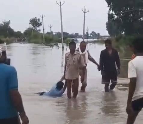 🚨 बाढ़ के बीच मौत के मुंह में जा रहा था नशेड़ी युवक, पुलिसकर्मी ने जान जोखिम में डालकर बचाया!
राजेपुर। चित्रकूट डिप पर गुरुवार शाम उस वक्त हड़कंप मच गया, जब नशे में धुत एक युवक बाढ़ के तेज बहाव वाले पानी की ओर बढ़ने लगा। खतरे को भांपते ही ड्यूटी पर तैनात पुलिसकर्मी ने बिना एक पल गंवाए पानी में उतरकर युवक को पकड़ लिया और सुरक्षित बाहर निकाल लाया।
अगर पुलिसकर्मी ने चंद सेकंड भी देर की होती तो युवक तेज बहाव में बह सकता था। मौके पर मौजूद ग्रामीणों ने पुलिसकर्मी के साहस और तत्परता की जमकर सराहना की।
बाढ़ के बीच पुलिस की मुस्तैदी ने बचाई एक जिंदगी। 👏🚔🌊
#Rajepur #Farrukhabad #ChitrakootDip #FloodAlert #Police #FarrukhabadNews #BreakingNews #Baadh #PoliceAction