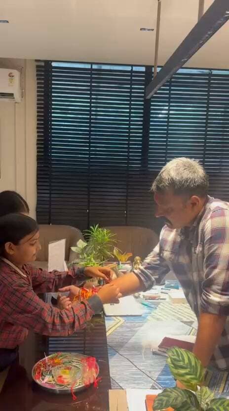 “BIG BREAKING:नन्हीं बहनों ने एसएसपी नवनीत सिंह भुल्लर की कलाई पर बांधा रक्षासूत्र, कप्तान ने दिया सुरक्षा का वचन—मिठाई खिलाकर बांटे सफलता के मंत्र” - Bahadrabad News
=================
_पूरी ख़बर पढ़ने के लिए नीचे दी गई ब्लू लाइन पर क्लिक करें।
👇👇
https://bahadrabadnews.com/big-breakingthe-little-sisters-tied-the-raksha-sutra-on-the-wrist-of-ssp-navneet-singh-bhullar-the-captain-promised-to-protect-distributed-sweets-by-feeding-him-the-signs-of-success/
"बहादराबाद न्यूज़/ की खबरे व्हाट्सएप पर पाने के लिए ग्रुप से जुड़े.. क्लिक करे!👇
https://chat.whatsapp.com/JRJhdKtAfvYEyJxTAHmU0W
=================
_*News by -SHAJAD ALI*_
Haridwar Police#rakshabandhanspecisl #RakshaBandhan2026 #Rakhi #Festivals #SanatanDharma #IndianCulture #SchoolStudents #sister #viralvídeo #SSPHARIDWAR #NavneetSinghBhullar