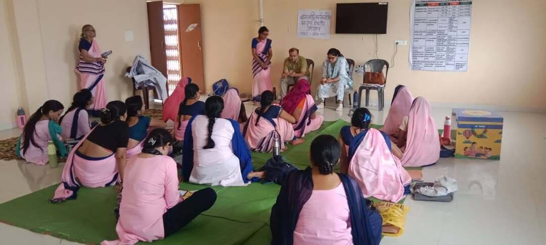 आंगनबाडी कार्यकर्ताओं को दिया गया प्रशिक्षण
--
वरिष्ठ अधिकारियों के भ्रमण के दौरान आंगनबाडी केन्द्रों पर पोषण टेकर एप एंट्री. सी.एम. हेल्पलाईन निराकरण, मैदानी स्तर पर गृह भेंट, कुपोषण चिन्हांकन, हितग्राहियों को दी जाने वाली सेवाओं में अनेक कमियों पाई जाती है। इन्हीं कमियों के पाए जाने पर मुख्यमंत्री जनविश्वास कार्यक्रम 2026 के तहत 7 अगस्त 2026 को श्रीमती जी.वी.रश्मि प्रमुख सचिव महिला एवं बाल विकास विभाग द्वारा परियोजना मुंगावली के भ्रमण के दौरान निर्देशित किया कि जिला अशोकनगर में सभी सेक्टर स्तर पर आंगनबाडी कार्यकर्ताओं के छोटे-छोटे बैच बनाकर प्रशिक्षण दिया जाए। उन्होंने यह भी निर्देशित किया कि ट्रेनिंग थीम बेस्ड हों एवं प्रशिक्षण में पर्याप्त समय दिया जाए, ताकि प्रत्येक आंगनबाडी कार्यकर्ता पर ध्यान दिया जाए।
इसी के आधार पर 12 अगस्त 2026 से प्रशिक्षण प्रारंभ किए गए। 20 अगस्त 2026 तक सेक्टर अशोकनगर ग्रामीण, बरखेडा गौड, नारायणपुर, राजपुर, रातीखेडा, सेमराहाट, शाढौरा, तूमैन में कुल 140 ओगनबाडी कार्यकर्ताओं को चिन्निप्त कर प्रशिक्षण दिया गया। इसमें आंगनबाडी कार्यकर्ता को संपर्क एप व पोषण टेकर एप के एक-एक बिंदु पर विस्तार से समझाया गया। आंगनबाडी कार्यकर्ता को कौन से बिंदु पर किस समय एंट्री करना है यह बताया गया। समय सारणी के अनुसार आंगनबाडी केन्द्र संचालन किस प्रकार करना है यह भी समझाया गया। प्रतिमाह बच्चों का वजन मापन करना, पोषण टेकर एप में एंट्री करना, सेम बच्चों की भूख की जांच करना, एन आर सी रैफर करना व ड्यू लिस्ट बनाना, मुख्यमंत्री बाल आरोग्य संवर्धन कार्यक्रम में पंजीयन व दी जाने वाली दवाओं के बारे में विस्तृत समझाया गया । आंगनबाडी कार्यकर्ताओं को वजन लंबाई मापन करना समक्ष में समझाकर प्रत्येक कार्यकर्ता से वजन उचाई मापन करना सिखाया। प्री स्कूल एज्युकेशन के लिए भी कविता, कहानी, राष्ट्रीय गीत. राष्ट्रीय प्रतीक चिन्हों के बारे में समझाया गया। विभाग की महत्वपूर्ण योजनाओं मुख्यमंत्री लाडली लक्ष्मी योजना का पंजीयन, छात्रवृत्ति व प्रधानमंत्री मातृत्व योजना के पंजीयन के आवश्यक दस्तावेजों के बारे में बताया गया । क्षेत्र की सी० एम० हेल्पलाईन के निराकरण के संबंध में भी विस्तृत चर्चा की गई। प्रशिक्षण के प्रारंभ में एवं पश्चात् प्री एवं पोस्ट टेस्ट कर ऑनलाईन करवाये गये।
#ashoknagar
