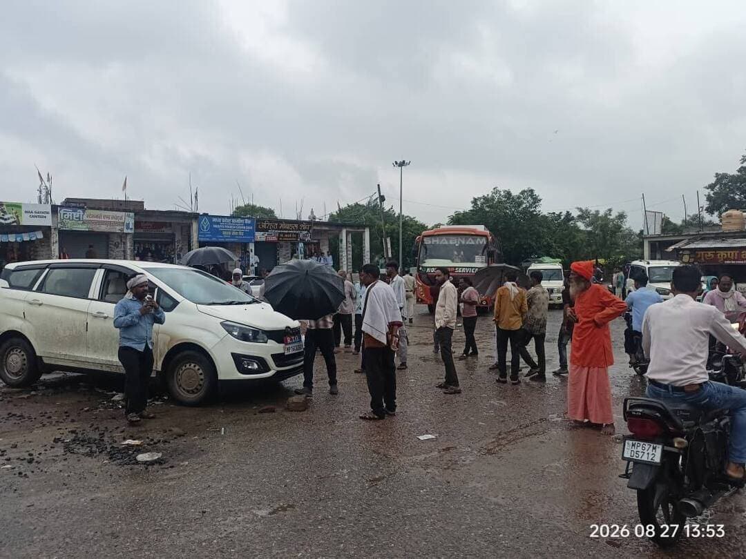 जिला परिवहन अधिकारी ने की चंदेरी में वाहनों की चैकिंग
-
जिला परिवहन अधिकारी श्री क्षितिज सोनी द्वारा तहसील चंदेरी में यात्री वाहनों के दस्तावेज चैक किये गए। चैकिंग के दौरान वाहनों के दस्तावेजों एवं वाहनों में कमी पाये जाने पर 07 वाहनों पर चालानी कार्यवाही की जाकर समझौता शुल्क की राशि रूपये 27000 वसूल किया गया। उक्त चैकिंग के दौरान यात्री वाहनों में ओवरलोडिग / अग्निशमन यंत्र/फस्टऐड बॉक्स ना होना एवं सीट बेल्ट ना लगा होने पर आदि अपराधों में नियमानुसार चालानी कार्यवाही की जाती है। आगे भी जिले मे चैकिंग निरतंर जारी रहेगी।
#ashoknagar