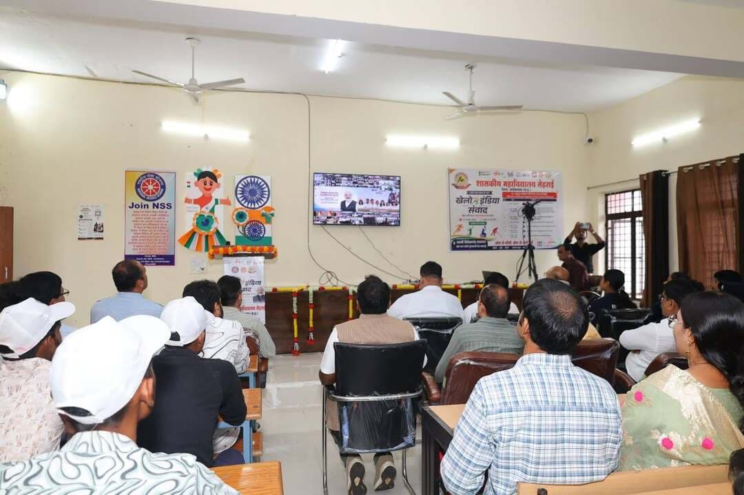 शासकीय महाविद्यालय सेहराई में ‘खेलो इंडिया संवाद – खेल की बात पीएम के साथ’ का भव्य आयोजन
युवाओं से प्रधानमंत्री श्री नरेन्द्र मोदी ने कहा ‘जो खेलेगा, वही खिलेगा’, 2036 ओलंपिक के लिए बताया रोडमैप
--
शासकीय महाविद्यालय सेहराई में राष्ट्रीय सेवा योजना के तत्वावधान में ‘खेलो इंडिया संवाद – खेल की बात पीएम के साथ’ कार्यक्रम का भव्य एवं सफल आयोजन किया गया। है। विशेष बात यह है कि सेहराई महाविद्यालय के विद्यार्थी के साथ प्रधानमंत्री मोदी ने स्क्रीन शेयर की। कार्यक्रम का उद्देश्य विद्यार्थियों एवं युवाओं को खेलों के प्रति जागरूक करना, उनमें खेल भावना विकसित करना तथा स्वस्थ, अनुशासित और सशक्त राष्ट्र निर्माण में युवाओं की भूमिका को प्रोत्साहित करना था। कार्यक्रम में मुख्य अतिथि पूर्व मंत्री एवं विधायक श्री ब्रजेन्द्र सिंह यादव, विशिष्ट अतिथि कलेक्टर श्री साकेत मालवीय, जिला अध्यक्ष भाजपा श्री आलोक तिवारी,अतिरिक्त पुलिस अधीक्षक श्री अंतर सिंह कनेश, एस डी ओ पी सनम बी खान, एसडीएम श्री ब्रजविहारी लाल श्रीवास्तव, जिला खेल अधिकारी अरुण कुमार रघुवंशी, जिला युवा अधिकारी माय भारत श्रेया कंदोला,मानसी रघुवंशी अंतर्राष्ट्रीय शूटर, भूरक्षा दुबे विक्रम अवार्डी अशोकनगर, राज सिन्हा एथलीट भोपाल, हितेंद्र बुधोलिया, तहसीलदार अनीश धाकड़, अम्बरीश बैस सहित युवा उपस्थित रहे।
कार्यक्रम का शुभारंभ अतिथियों एवं प्रतिभागियों के स्वागत, दीप प्रज्वलन एवं सरस्वती वंदना के साथ हुआ। इसके पश्चात प्राचार्य डॉ अतुल गुप्ता द्वारा स्वागत उद्बोधन प्रस्तुत किया गया। उन्होंने विद्यार्थियों को शिक्षा के साथ-साथ खेल एवं सह-पाठ्यक्रम गतिविधियों में सक्रिय भागीदारी के लिए प्रेरित किया। कार्यक्रम के मुख्य आकर्षण के रूप में प्रधानमंत्री श्री नरेंद्र मोदी के साथ वर्चुअली महाविद्यालय के विद्यार्थी जुड़े एवं संबोधन को सुना। प्रधानमंत्री श्री नरेन्द्र मोदी ने वर्चुअल संबोधन में खेलों के महत्व, युवाओं की ऊर्जा, खेल प्रतिभाओं को प्रोत्साहन तथा देश में मजबूत खेल संस्कृति विकसित करने पर प्रेरणादायी विचार साझा किए। युवाओं से प्रधानमंत्री ने कहा ‘जो खेलेगा, वही खिलेगा’, 2036 ओलंपिक के लिए बताया रोडमैप।कार्यक्रम में 200 से अधिक राष्ट्रीय सेवा योजना के स्वयं सेवक और विद्यार्थियों ने उत्साहपूर्वक इस संवाद में सहभागिता की और प्रधानमंत्री के संदेश से प्रेरणा प्राप्त की। इस अवसर पर राष्ट्रीय खेल दिवस से संबंधित लघु फिल्म का प्रदर्शन भी किया गया। इसके पश्चात आयोजित ‘स्थानीय युवा संवाद (Local Yuva Samvaad)’ में एथलेटिक्स से जुड़ी सुश्री सोनिया राजवाड़े ने अपने अनुभव साझा करते हुए विद्यार्थियों को खेलों में उत्कृष्ट प्रदर्शन के लिए प्रेरित किया।
कार्यक्रम में मुख्य अतिथि मुंगावली विधायक श्री बृजेन्द्र सिंह यादव ने युवाओं को संबोधित करते हुए खेलों को अनुशासन, आत्मविश्वास, नेतृत्व एवं व्यक्तित्व विकास का महत्वपूर्ण माध्यम बताया। और कहा कि हमारे प्रधानमंत्री का ध्यान ग्रामीण स्तर के महाविद्यालय तक है।
इस अवसर पर कलेक्टर श्री साकेत मालवीय ने युवाओं को खेलों के प्रति प्रोत्साहित करते हुए कहा कि खेल विद्यार्थियों के शारीरिक स्वास्थ्य के साथ-साथ मानसिक मजबूती, अनुशासन, नेतृत्व क्षमता, आत्मविश्वास और टीम भावना के विकास में महत्वपूर्ण भूमिका निभाते हैं।
मानसी रघुवंशी और भूरक्षा दुबे ने युवा संवाद के दौरान प्रश्नोत्तरी सत्र में उन्होंने विद्यार्थियों को पढ़ाई के साथ खेलों में भी सक्रिय रूप से भाग लेने और अपनी प्रतिभा को राष्ट्रीय एवं अंतरराष्ट्रीय स्तर तक ले जाने के लिए प्रेरित किया। उनके मार्गदर्शन और खेलों को बढ़ावा देने की प्रतिबद्धता ने विद्यार्थियों में नई ऊर्जा और उत्साह का संचार किया। कार्यक्रम का संचालन डॉ अंजू सिहारे ने किया।
कार्यक्रम के दौरान अतिथियों को स्मृति-चिह्न भेंट किए गए। इसके पश्चात राष्ट्रगान के साथ कार्यक्रम का गरिमापूर्ण समापन हुआ।
यह आयोजन विद्यार्थियों के लिए ज्ञानवर्धक, प्रेरणादायी एवं उत्साहपूर्ण अनुभव रहा। कार्यक्रम ने युवाओं में खेल भावना, अनुशासन, नेतृत्व क्षमता, टीमवर्क और राष्ट्र के प्रति जिम्मेदारी की भावना को सुदृढ़ किया। साथ ही, इस पहल ने विद्यार्थियों को यह संदेश दिया कि शिक्षा और खेल का संतुलित समन्वय ही एक स्वस्थ, आत्मविश्वासी और सक्षम युवा पीढ़ी का निर्माण कर सकता है। कार्यक्रम के पश्चात अतिथियों द्वारा महाविद्यालय परिसर में वृक्षारोपण किया गया।
अरुण कुमार रघुवंशी ने कहा कि महाविद्यालय द्वारा आयोजित यह पहल युवाओं को खेलों से जोड़ने तथा ‘फिट युवा–सशक्त भारत’ की भावना को मजबूत करने की दिशा में एक महत्वपूर्ण एवं सराहनीय प्रयास रही। इस अवसर पर माहविद्यालय के समस्त स्टाफ डॉ अली अहमद कुरैशी, रविन्द्र कुमार रीतोरिया विनोद कुमार गौतम सहित समस्त स्टाफ उपस्थित रहा।
#KheloIndiaSamvaad
#ashoknagar