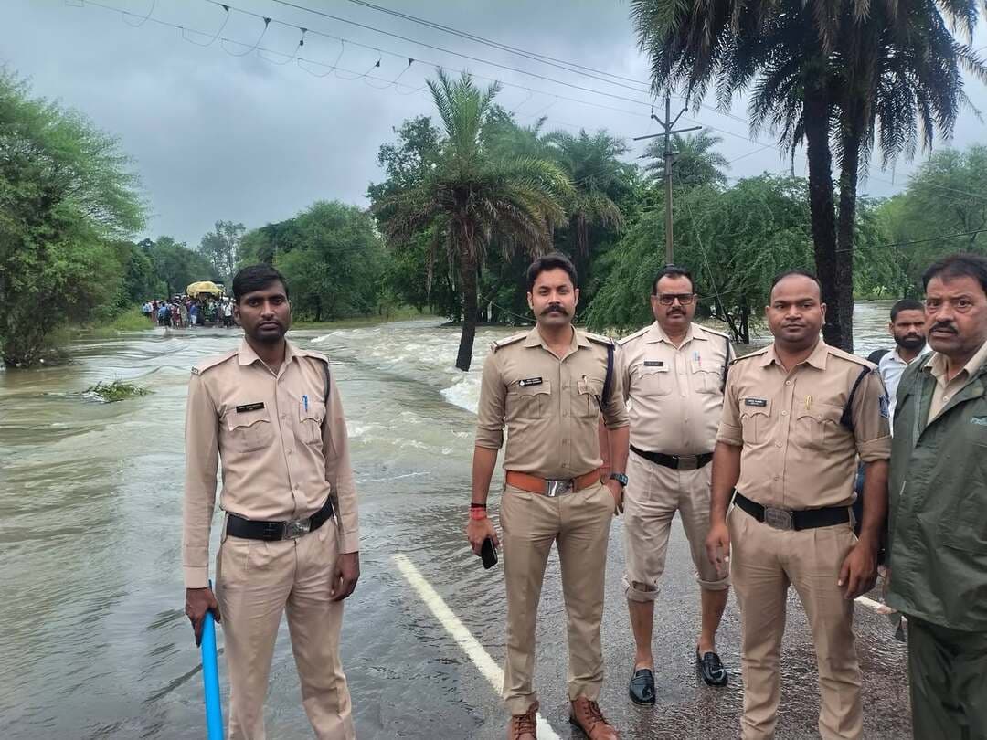 टीकमगढ़-झांसी मुख्य मार्ग बाधित: ग्राम ज्योरा में नाला उफान पर, पुलिस बल मौके पर तैनात
--
जिले में जारी तेज बारिश के कारण जनजीवन प्रभावित होने लगा है। भारी वर्षा के चलते ग्राम पंचायत ज्योरा में टीकमगढ़-झांसी मुख्य मार्ग पर स्थित नाला अचानक उफान पर आ गया, जिससे मार्ग पर जलभराव की स्थिति बन गई है और यातायात बाधित हुआ है।
घटना की गंभीरता को देखते हुए पुलिस प्रशासन तुरंत हरकत में आया। पृथ्वीपुर थाना प्रभारी श्री गौरव राजौरिया अपने पुलिस दल के साथ तत्काल मौके पर पहुंचे। आमजन की सुरक्षा को ध्यान में रखते हुए पुलिस बल मुख्य मार्ग पर मुस्तैद है और लगातार स्थिति की निगरानी कर रहा है। थाना प्रभारी ने नागरिकों से अपील की है कि वे उफनते नाले को पार करने का जोखिम न उठाएं और सुरक्षा नियमों का पालन करें।
Home Department of Madhya Pradesh Jansampark Madhya Pradesh #HeavyRainfall #JansamparkMP #niwari