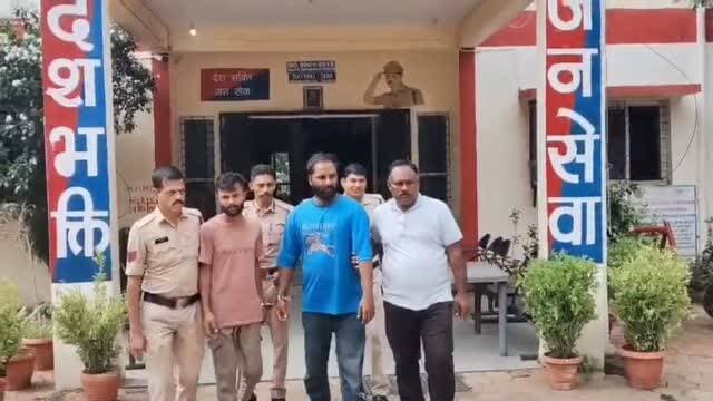 पुलिस की “ऑपरेशन प्रहार” के तहत बड़ी कार्यवाही, नशीले पाउडर MD ड्रग्स की तस्करी करने वाले आरोपियों को कोतवाली पुलिस ने किया गिरफ्तार, थाना कोतवाली खरगोन पर किया गया NDPS की धाराओ में प्रकरण दर्ज, 3 आरोपियों को किया गिरफ्तार, आरोपियों के कब्जे से कुल 70 ग्राम अवैध मादक पदार्थ MD ड्रग्स कीमत लगभग 7,00,000/- रुपये की व ईलेक्ट्रॉनिक तोल कांटा किया जप्त, आरोपी तनवीर पर पूर्व से कुल 9 अपराध है दर्ज, गुंडा लिस्ट मे है शामिल रह चुका है जिला बदर #khargone_family