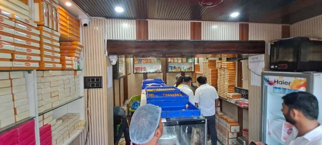 रक्षाबंधन के त्यौहार के अवसर पर मिठाई दुकानो की औचक निरीक्षण करते हुए मोहनिया एसडीएम रत्ना प्रियदर्शिनी...