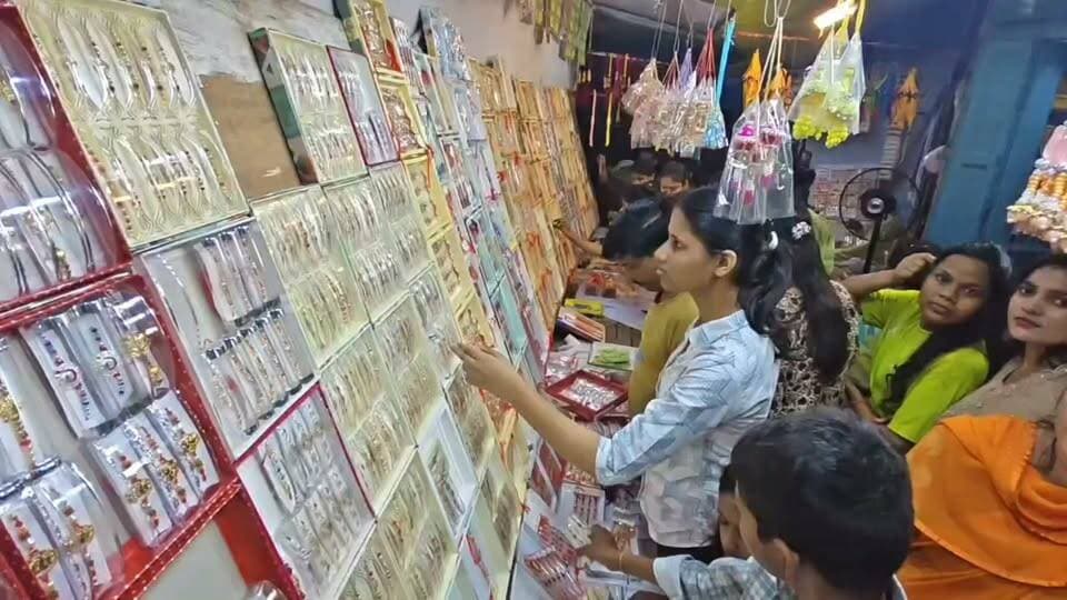 रक्षाबंधन की पूर्व संध्या पर आजमगढ़ के चौक में उमड़ा सैलाब, राखी-मिठाई की खरीदारी से बाजार गुलजार
https://abckhabar.in/?p=7811