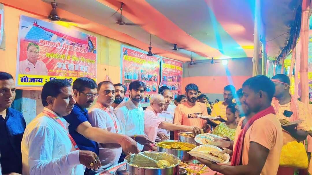 श्रावणी मेला कांवरिया नि:शुल्क सेवा शिविर का भव्य समापन एवं सम्मान समारोह संपन्न।
देवघर :–बुधवार देर शाम को बरनवाल युवक संघ, देवघर द्वारा आयोजित श्रावणी मेला कांवरिया नि:शुल्क सेवा शिविर का भव्य समापन एवं सम्मान समारोह 26 अगस्त 2026 को भूत बंगला गेट, खिजुरिया पथ, देवघर में आयोजित किया गया।
लगभग एक माह तक चले इस सेवा शिविर में कांवरिया श्रद्धालुओं की सेवा के लिए फल, नींबू पानी, शर्बत, फ्रूटी, ठंडा पेयजल सहित प्रत्येक सप्ताह नि:शुल्क भंडारे का आयोजन किया गया। इस दौरान बरनवाल समाज के सदस्यों एवं समाजसेवियों ने बढ़-चढ़कर सेवा और सहयोग प्रदान किया।
समापन एवं सम्मान समारोह की अध्यक्षता बरनवाल युवक संघ, देवघर के जिला अध्यक्ष सर्वोत्तम बरनवाल ने की। वही सर्वोत्तम बरनवाल ने शिविर संचालन में महत्वपूर्ण भूमिका निभाने वाले समाज के सहयोगियों का आभार जताया। साथ ही उनका सम्मान बाबा बैधनाथ शिवलिंग की तस्वीर भेंट किया।
श्रावणी मेला के दौरान कांवरिया श्रद्धालुओं की नि:शुल्क सेवा का यह प्रयास समाज की सेवा भावना, समर्पण और सामाजिक एकता का प्रेरणादायक उदाहरण रहा।
समापन कार्यक्रम में ओंकारनाथ बरनवाल, राजन शशि, दीनबंधु बरनवाल, सुधांशु शेखर बरनवाल, सतेंद्र बरनवाल, राजकुमार बरनवाल, आदित्य कुमार, एम. के. विजय बरनवाल, रामेश्वर मोदी, मंजू बरनवाल, प्रेम लता बरनवाल, सागर बरनवाल, टिंकू मोदी, पिंकू बरनवाल, पंकज बरनवाल (गब्लू), मोनू कुमार, अशोक बरनवाल सहित समाज के सैकड़ों गणमान्य लोग उपस्थित रहे।