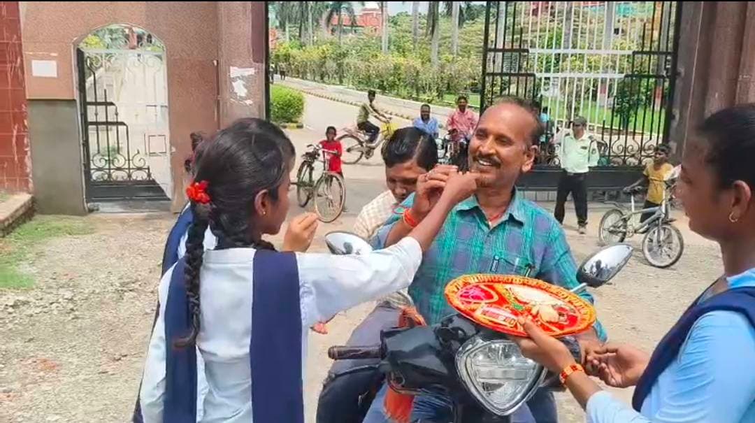 मध्य विद्यालय मिर्जापुर की छात्राओं ने ट्रैफिक नियमों के लिए चलाया अनोखा अभियान,राखी बांधकर दिलाया सुरक्षा का संकल्प......see more