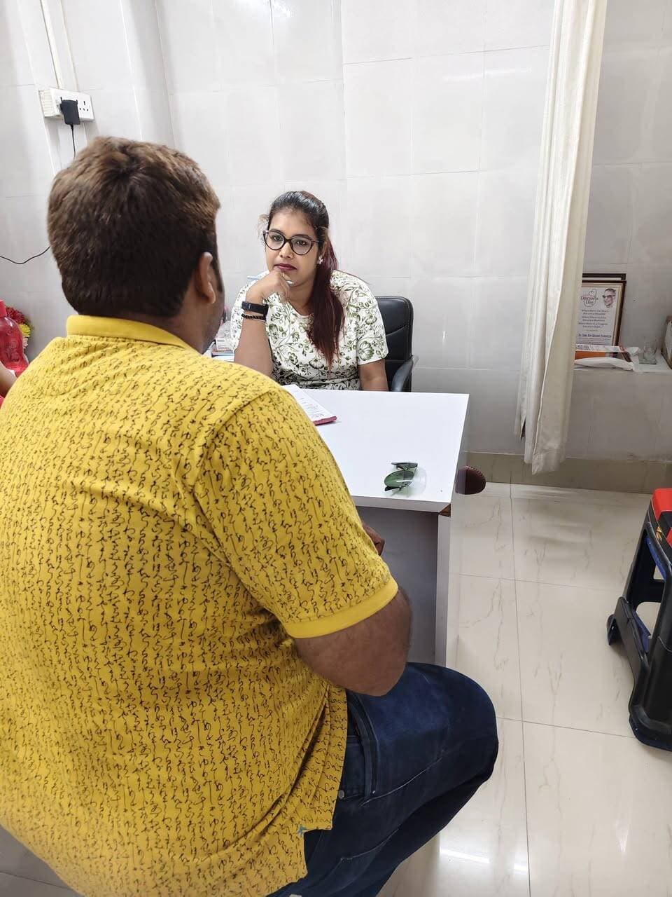 শরীরের ছোট ছোট পরিবর্তনগুলোকে অবহেলা করবেন না।
অনেক পেসেন্ট চেম্বারে এসে বলেন—
“ম্যাম, অনেকদিন ধরেই শরীরটা ভালো লাগছে না, কিন্তু ভেবেছিলাম নিজে থেকেই ঠিক হয়ে যাবে।”কিন্তু শরীর যখন বারবার কোনো সংকেত দেয়, তখন তার দিকে একটু মনোযোগ দেওয়া জরুরি।
যেমন—
🔹 সবসময় ক্লান্ত লাগা
🔹 খাবারের পর বারবার অস্বস্তি বা পেট ফাঁপা
🔹 ঘুমের পরিবর্তন
🔹 ওজন অস্বাভাবিকভাবে বাড়া বা কমা
🔹 সারাদিন এনার্জি কম থাকা
এসব লক্ষণের অনেক কারণ থাকতে পারে। তাই শুধু একটি কারণ ধরে নিয়ে নিজে নিজে চিকিৎসা বা Supplement শুরু করা ঠিক নয়।
আমার আজকের টিপস,,,,,
প্রতিদিন আপনার খাবার, ঘুম, শারীরিক কার্যকলাপ এবং জল পানের অভ্যাসের দিকে নজর রাখুন।আর কোনো সমস্যা দীর্ঘদিন থাকলে প্রয়োজনে চিকিৎসকের পরামর্শ ও প্রয়োজনীয় স্বাস্থ্য মূল্যায়ন করুন।
আজও সানফ্লাওয়ার নার্সিংহোমের চেম্বারে পেসেন্টদের সঙ্গে তাদের খাদ্যাভ্যাস, জীবনযাত্রা ও স্বাস্থ্যগত প্রয়োজন নিয়ে বিস্তারিত আলোচনা হলো।
💚 আমার কাছে প্রতিটি পেসেন্টের সমস্যা আলাদা, তাই Nutrition Guidance-ও ব্যক্তিভেদে হওয়া উচিত।
নিজের স্বাস্থ্যকে অবহেলা করবেন না।
সঠিক সময়ে সঠিক পরামর্শই হতে পারে সুস্থতার পথে একটি গুরুত্বপূর্ণ পদক্ষেপ।
📩 Personalized Diet & Lifestyle Consultation-এর জন্য যোগাযোগ করতে পারেন।
✅পুষ্টিবিদ চন্দ্রিমা✅
সমস্ত চেম্বার ডিটেলস,,,,,,
Clinical Dietitian chandrima
B.sc,M.sc(food and nutrition)
Intern of NRS Medical College Kolkata,,,,,,
(Certified diabetes educator Dr Mohan diabetes academy)
🔴 এটা আমার অনলাইন বুকিং নম্বর👉 9775479170
🔴 অফলাইন চেম্বার গুলো নিচে দিয়ে দিলাম,,,
👉 প্রতি শুক্রবার হাবড়া গুরু কৃপা প্যাথলজি ,,,,
বুকিং নম্বর 👉9732333888
👉 প্রতি মঙ্গলবার বেলা 11 টা থেকে একুয়া হেলথ ডায়াগনস্টিক,(accuhealth diagnostics) হৃদয়পুর নারায়ণা হসপিটাল এর একেবারে পাশে,,,,,,
বুকিং নম্বর 👉7439337370
👉 প্রতি বৃহস্পতিবার উত্তর কলকাতার স্কটিশ চার্জ কলেজের পাশে সানফ্লাওয়ার নার্সিংহোম
বুকিং নম্বর 👉74393 37370
👉 প্রতি রবিবার নাগেরবাজার মোড় মেডি ট্রাস্ট ক্লিনিক 👉74393 37370
— পুষ্টিবিদ চন্দ্রিমা দে
U & URS NUTRITIONIST
#ClinicalNutrition #পুষ্টিবিদ #PatientCounselling
#everyonefollowers #everyone #everyoneactive