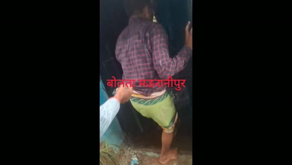 मऊरानीपुर ग्राम बसरिया में बारिश के चलते राम मोहन पुत्र लल्लूराम का कच्चा मकान गिरा मकान में रखा घर गृहस्थी का सामान व अनाज बर्बाद हो गया।