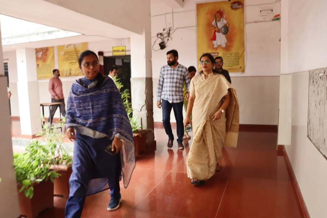नवपदस्थ कलेक्टर श्रीमती जयश्री जैन ने एकलव्य आदर्श आवासीय विद्यालय पलाड़ीखुर्द का किया औचक निरीक्षण
बच्चो के गुणवत्तायुक्त शिक्षा और भोजन व्यवस्था में ना बरती जाए किसी भी प्रकार की लापरवाही - कलेक्टर श्रीमती जयश्री जैन
छात्र-छात्राओ की नियमित काउंसलिंग और हेल्थ चेकअप सुनिश्चित कराए जाने के दिए निर्देश
पेयजल, साफ-सफाई सहित सभी व्यवस्थाएं दुरुस्त रखने के दिए निर्देश
##एकलव्यआदर्शआवासीयविद्यालय #पलाड़ीखुर्द #औचकनिरीक्षण #saktidist
#sakti
@chhattisgarhcmo