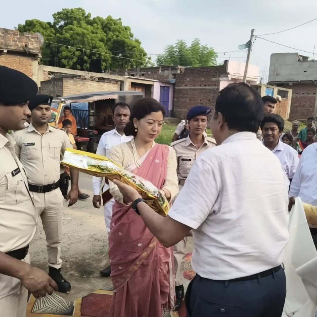 🥛✨ अब गांव में सुधा की मिठास, जीविका दीदी के हाथों रोजगार की नई कमान — अमैन पंचायत में ‘जीविका सुधा बिक्री केंद्र’ का जिला पदाधिकारी ने किया उद्घाटन
आज जिला पदाधिकारी, जहानाबाद श्रीमती छिरिङ वाई भूटिया ने अमैन पंचायत में जीविका दीदी हीरामणि देवी द्वारा संचालित किए जाने वाले ‘जीविका सुधा बिक्री केंद्र’ का फीता काटकर उद्घाटन किया।
🤝 जीविका एवं कॉम्फेड (मगध मिल्क यूनियन, सुधा) की संयुक्त पहल से शुरू यह केंद्र महिला सशक्तिकरण, स्वरोजगार और आर्थिक आत्मनिर्भरता की दिशा में एक महत्वपूर्ण कदम है।
👩💼 जिला पदाधिकारी ने कहा कि ऐसे केंद्र जीविका दीदियों को रोजगार, आर्थिक स्वतंत्रता और नेतृत्व का अवसर देंगे, वहीं ग्रामीणों को गांव स्तर पर ही गुणवत्तापूर्ण सुधा दुग्ध उत्पाद आसानी से उपलब्ध होंगे।
🌸 केंद्र का संचालन स्थानीय जीविका दीदी हीरामणि देवी द्वारा किया जाएगा, जो स्वरोजगार के माध्यम से आत्मनिर्भरता की मिसाल बनेंगी।
इस अवसर पर मगध मिल्क यूनियन कॉम्फेड के मैनेजिंग डायरेक्टर हेमेंद्र कुमार, जीविका के जिला परियोजना प्रबंधक विनय कुमार, जीविका दीदियां, कैडर एवं स्थानीय ग्रामीण उपस्थित रहे।
💪 रोजगार दीदी के हाथ में • गुणवत्तापूर्ण उत्पाद गांव के पास • सशक्त महिला, समृद्ध गांव की ओर मजबूत कदम
#जीविकासुधाबिक्रीकेंद्र_महिलासशक्तिकरण #स्वरोजगार_आत्मनिर्भरमहिला_अमैनपंचायत जहानाबाद #जिलाप्रशासनजहानाबाद
#विकसितभारत_समृद्धबिहार_आदर्शजहानाबाद
Soochna Jansampark