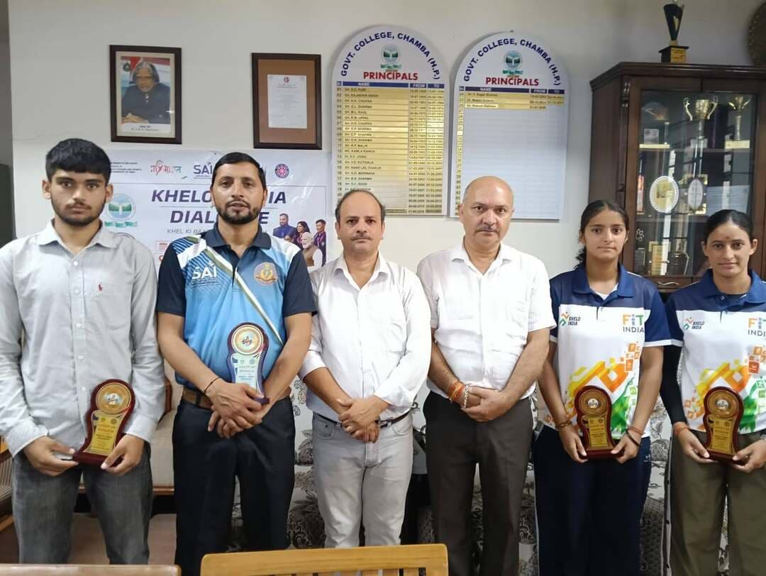 राष्ट्रीय सेवा योजना इकाई, राजकीय महाविद्यालय चम्बा: *खेलो डायलॉग इंडिया – खेल की बात पीएम के साथ*
आज राजकीय महाविद्यालय चम्बा में *खेलो इंडिया संवाद -खेल की बात पीएम के साथ* वर्चुअल कार्यक्रम का आयोजन युवाओं को खेलों के प्रति प्रोत्साहित करने तथा खेल गतिविधियों में उनकी सक्रिय भागीदारी सुनिश्चित करने के उद्देश्य से किया गया। कार्यक्रम का आयोजन राष्ट्रीय खेल दिवस के सुअवसर पर किया गया। उक्त जानकारी देते हुए राष्ट्रीय सेवा योजना (एन एस एस) के जिला चम्बा के नोडल अधिकारी प्रोफेसर अविनाश ने कहा कि इस कार्यक्रम के रूप में पहल के अंतर्गत देश के प्रत्येक जिले से दो उच्च शिक्षण संस्थानों संस्थानों, महाविद्यालयों, आई आई टी, विश्वविद्यालयों, एन आई टी का चयन कार्यक्रम में भागीदारी के लिए किया गया था। इसी श्रृंखला में राजकीय महाविद्यालय चम्बा का चयन इस कार्यक्रम के वर्चुअल आयोजन हेतु किया गया था जिसका आयोजन एन एस एस के तत्वावधान में किया गया। कार्यक्रम में राष्ट्रीय एवं अंतरराष्ट्रीय स्तर पर खिलाड़ियों द्वारा हासिल की गई उपलब्धियों को भी रेखांकित किया गया, ताकि युवा खेलों के क्षेत्र में उपलब्ध अवसरों को पहचानने और उनका लाभ उठाने के लिए प्रेरित हो सकें।
• कार्यक्रम के दौरान प्रधानमंत्री श्री नरेंद्र मोदी ने देश के युवाओं, एन एस एस स्वयंसेवियों, खिलाड़ियों एवं मेरा युवा भारत के स्वयंसेवियों से डिजिटल माध्यम से संवाद किया और युवाओं के शारीरिक, मानसिक एवं समग्र विकास में खेलों के महत्व पर चर्चा की। उन्होंने खेलों में सफलता प्राप्त करने के लिए अनुशासन, टीम भावना, समर्पण और दृढ़ता की महत्वपूर्ण भूमिका पर जोर दिया।
राजकीय महाविद्यालय चम्बा में आयोजित कार्यक्रम के दौरान महाविद्यालय के प्राचार्य प्रोफेसर राकेश राठौर विशेष रूप से उपस्थित रहें। इसके इलावा राष्ट्रीय सेवा योजना के स्वयंसेवी, मेरा युवा भारत के स्वयंसेवी, विद्यार्थी व उत्कृष्ट खिलाड़ी उपस्थित रहें।
कार्यक्रम के दौरान उपस्थित चम्बा से एथलेटिक्स व कबड्डी से जुड़े खिलाड़ियों को सम्मानित किया गया व इस युवा खिलाड़ियों की उपलब्धियों को भी प्रमुखता से प्रदर्शित किया गया।
कार्यक्रम में विशेष रूप से उपस्थित नीतू ने दो बार राष्ट्रीय स्तर पर प्रतिनिधित्व किया है—एक बार उत्तर प्रदेश से और एक बार कोलकाता में। उन्होंने इंडो–नेपाल अंतरराष्ट्रीय प्रतियोगिता में भारत के लिए स्वर्ण पदक भी जीता है।
नव्या भारद्वाज व आदित्य राष्ट्रीय स्तर के कबड्डी खिलाड़ी रहें हैं तथा मोहम्मद रफ़ी कबड्डी कोच है।
• कार्यक्रम के माध्यम से युवाओं को विभिन्न खेलों में सक्रिय रूप से भाग लेने, अलग-अलग खेल विधाओं में उपलब्ध अवसरों का पता लगाने तथा खेलों को एक संभावित करियर के रूप में अपनाने के लिए भी प्रोत्साहित किया गया। कुल मिलाकर, खेल की बात पीएम के साथ कार्यक्रम का उद्देश्य युवाओं को खेलों को गंभीरता से लेने के लिए प्रेरित करना तथा देश में एक मजबूत खेल संस्कृति के निर्माण में योगदान देने के लिए प्रोत्साहित करना था।
• प्रोफेसर अविनाश ने कहा कि कार्यक्रम का सफल आयोजन एन एस एस स्वयंसेवियों, मेरा युवा भारत स्वयंसेवियों, खिलाड़ियों व महाविद्यालय प्रशासन के सहयोग स्वरूप किया गया।